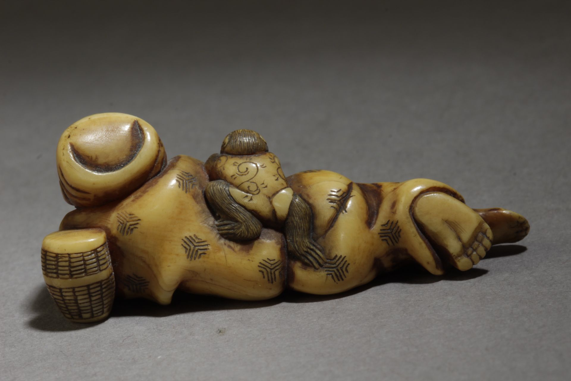 A Japanese netsuke from Edo period circa 1800 - Bild 3 aus 6