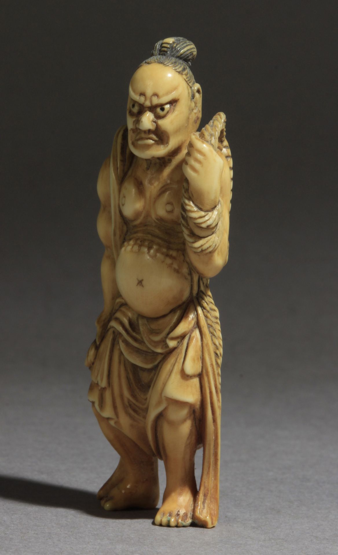 A mid 19th century Japanese netsuke from Edo period. Signed Tomochika - Bild 2 aus 9