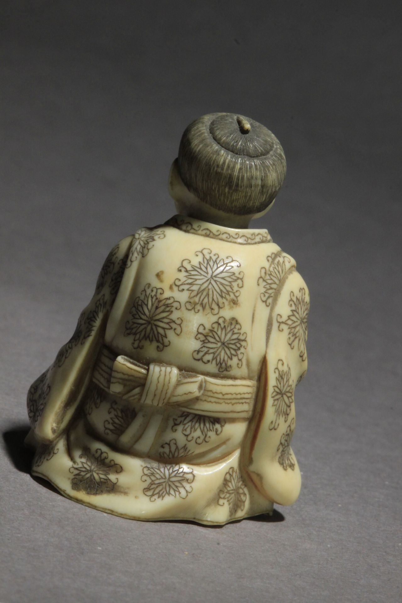 A mid 19th century Japanese netsuke from Meiji period. Signed Gyokomura - Image 4 of 9