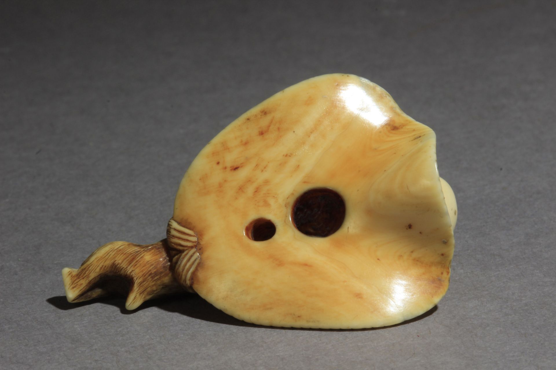 A Japanese netsuke circa 1800 from Edo period - Bild 6 aus 6