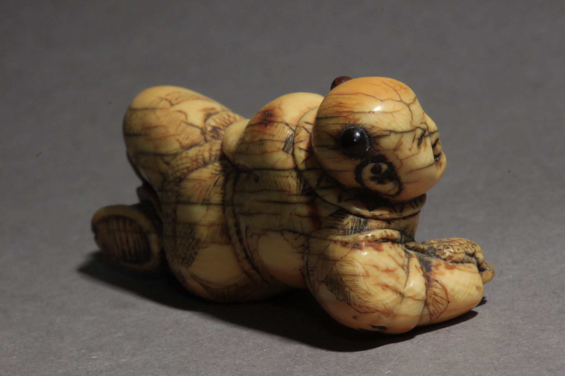 An 18th century Japanese netsuke from Edo period - Image 3 of 7