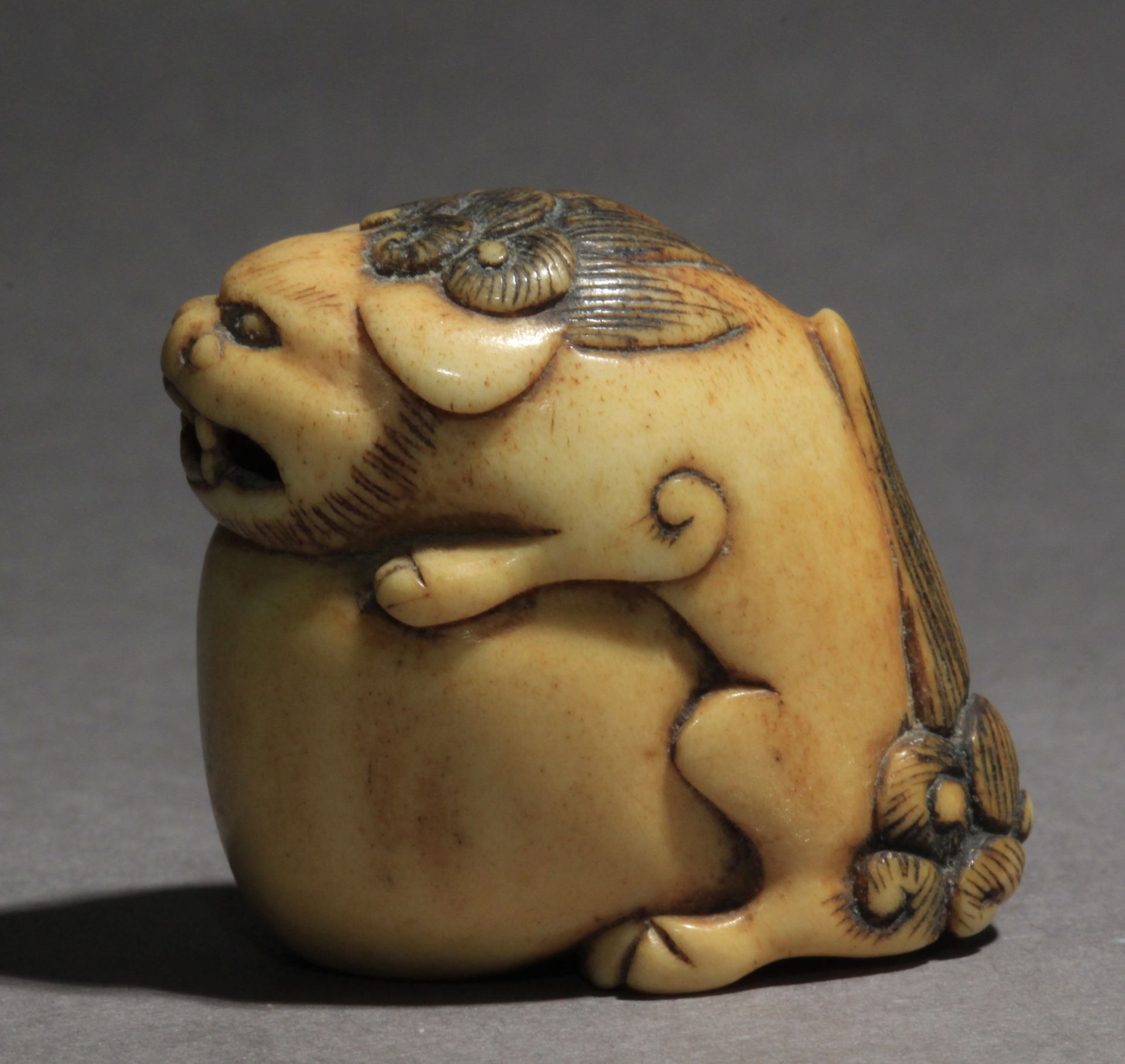 An 18th century Japanese netsuke from Edo period - Image 3 of 7