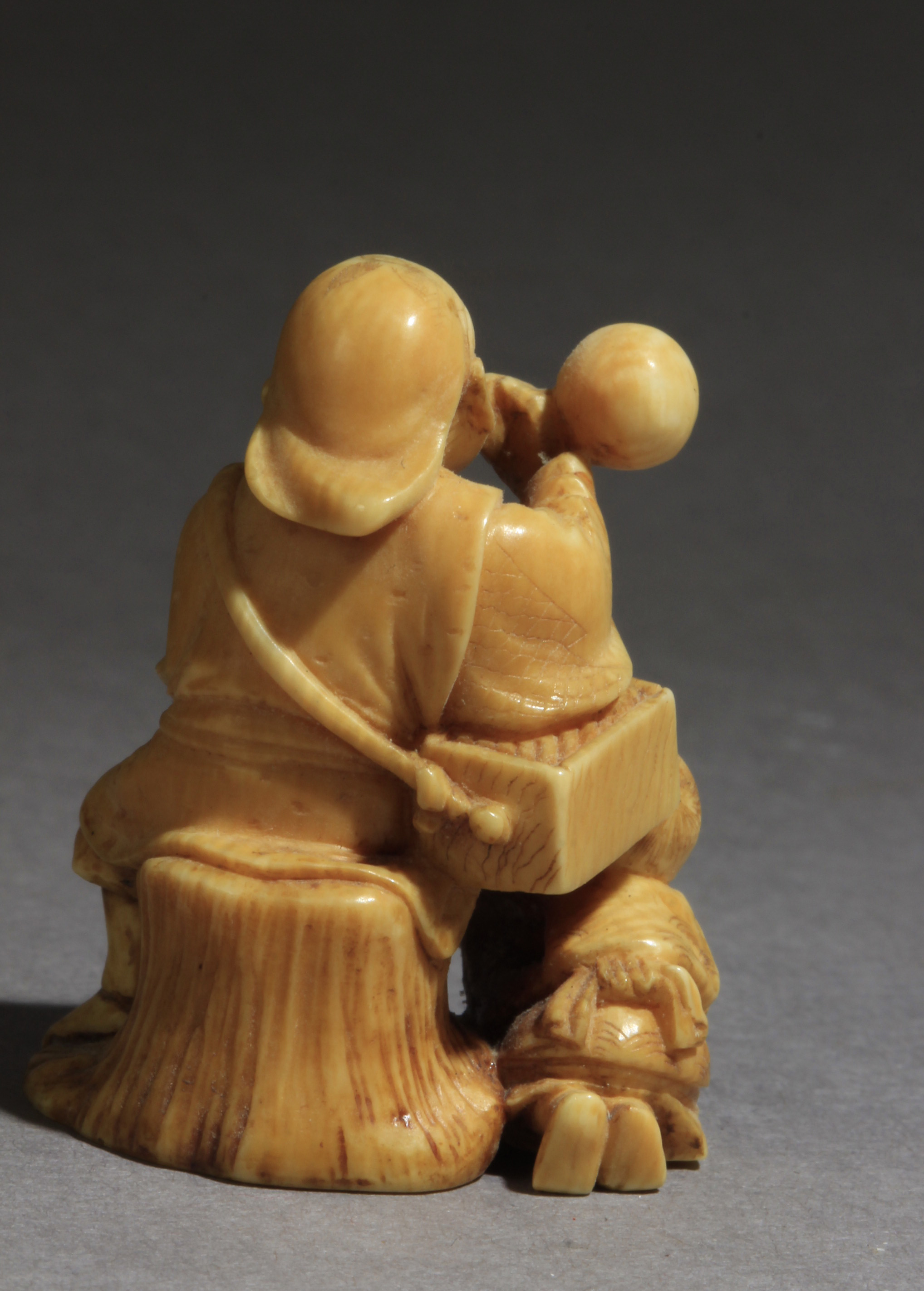 A late 19th century Japanese netsuke from Meiji period. Signed Kogyoko - Image 4 of 9