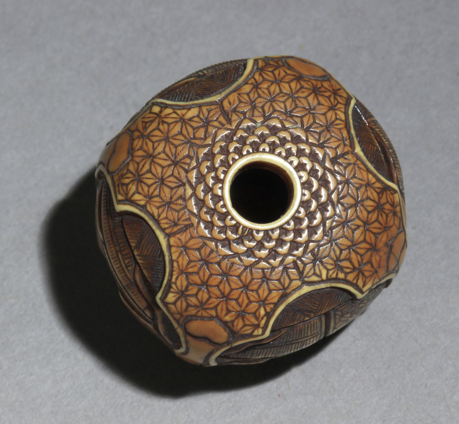 A 19th century Japanese manju-ryusa type netsuke - Image 6 of 7