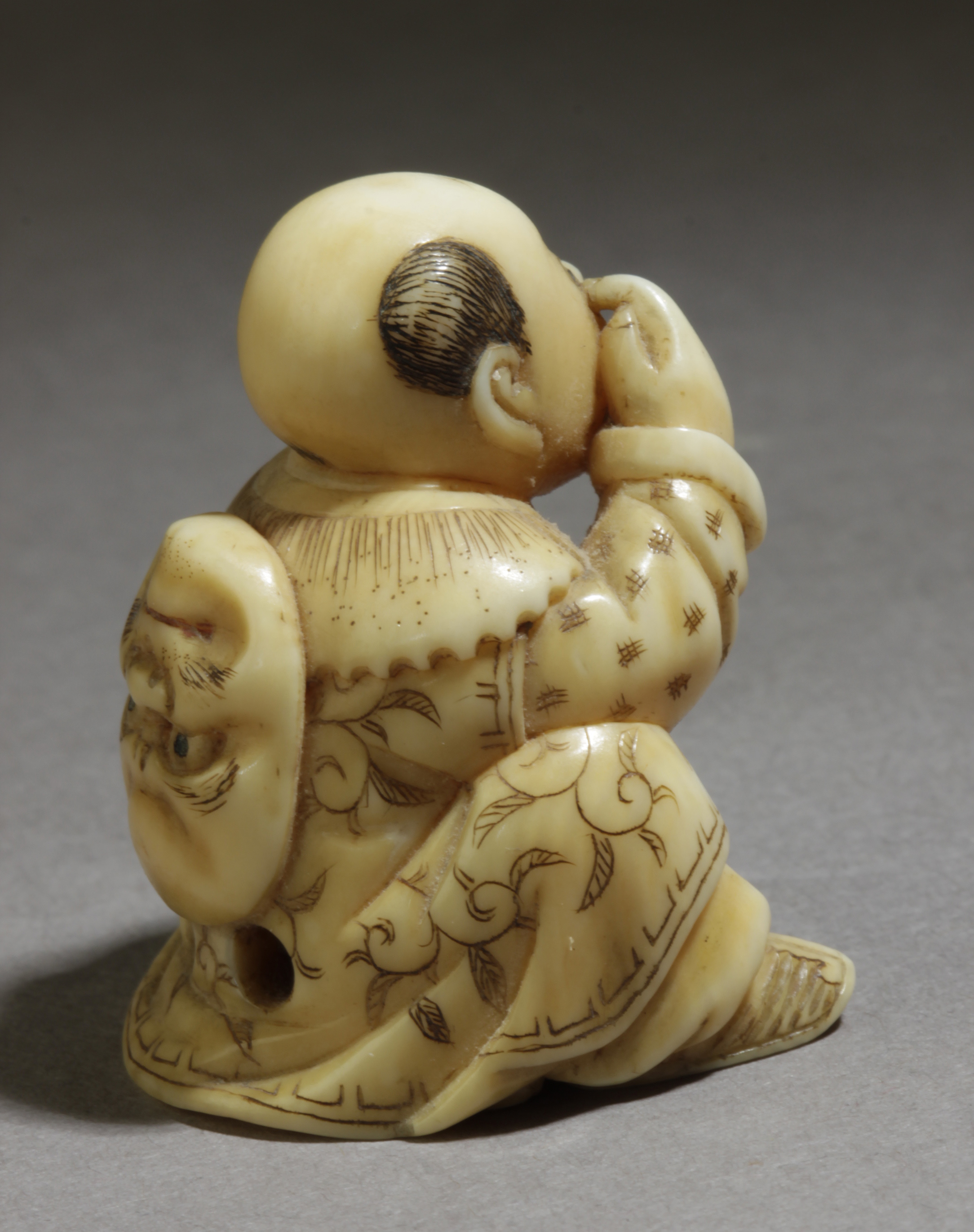 A mid 19th century Japanese netsuke from Edo period. Signed Okura - Image 4 of 7