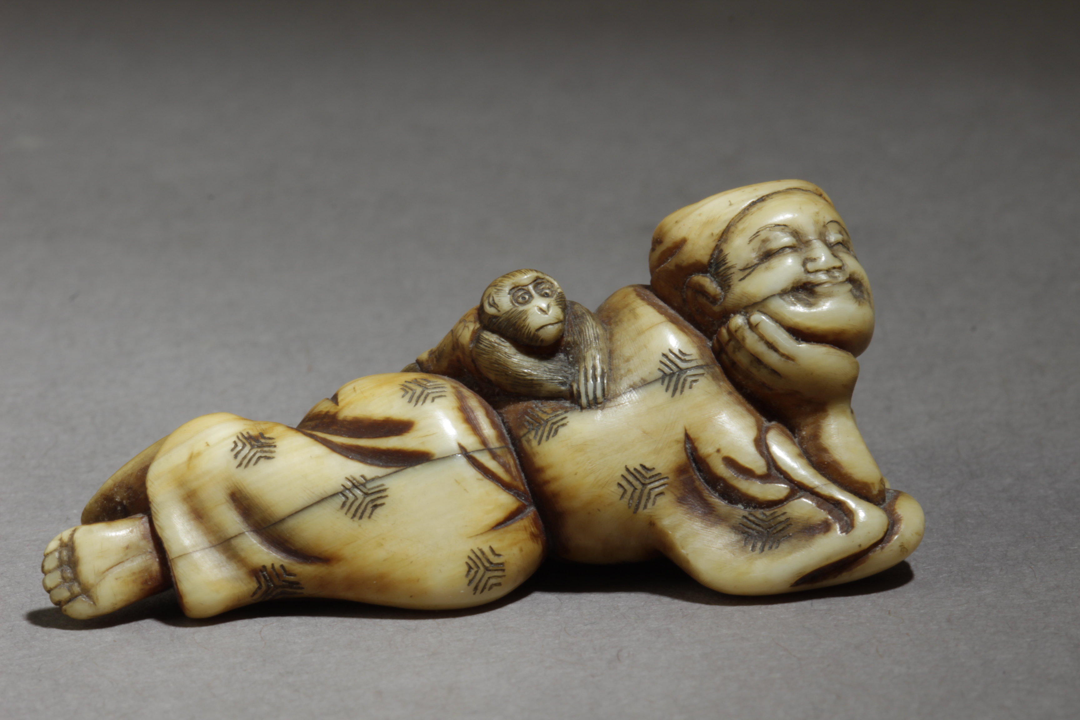 A Japanese netsuke from Edo period circa 1800 - Image 4 of 6