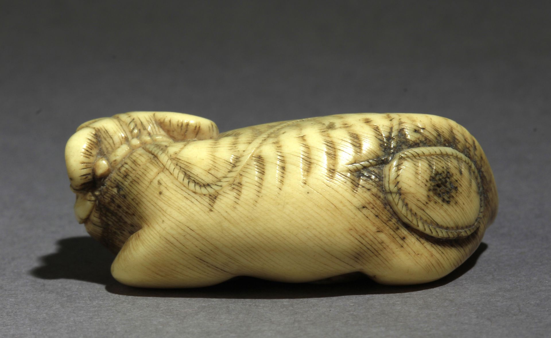 An early 19th century Japanese netsuke from Edo period - Image 4 of 7