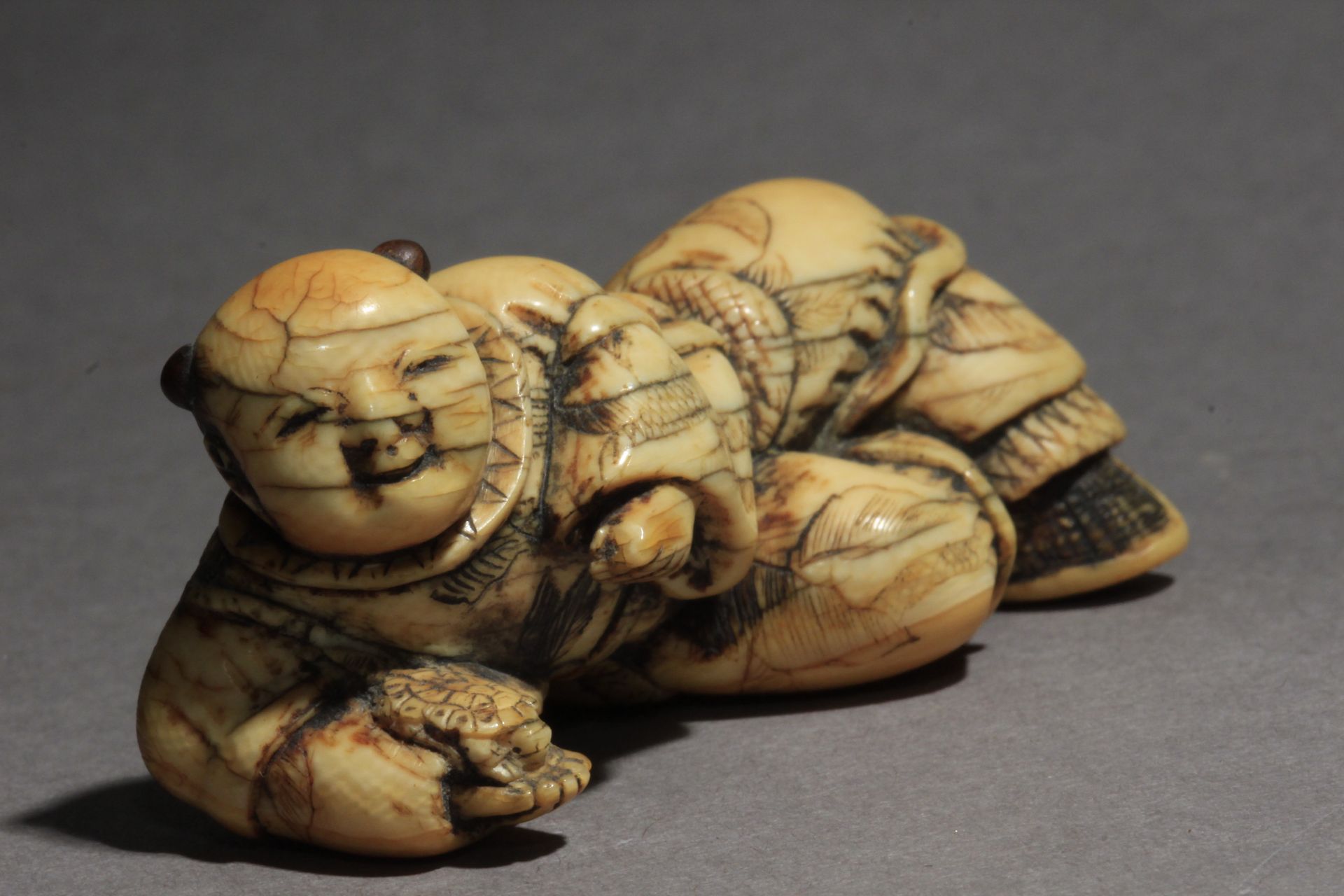 An 18th century Japanese netsuke from Edo period - Image 2 of 7