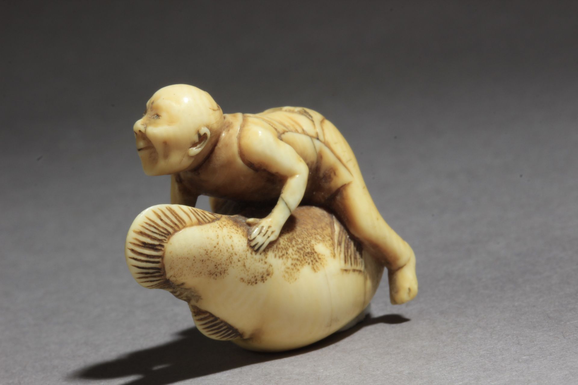 A mid 19th century Japanese netsuke from Edo period - Image 3 of 7