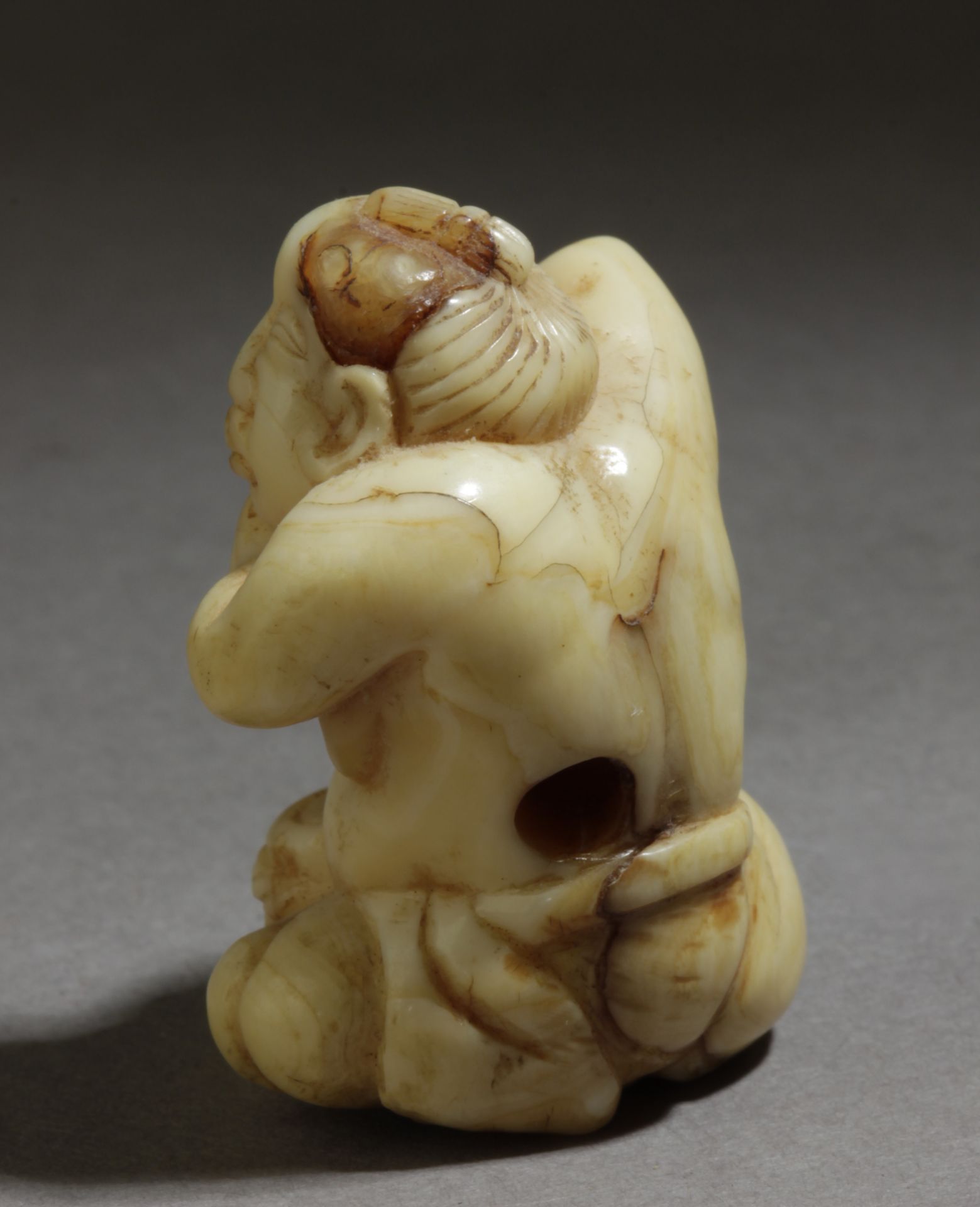 An early 19th century Japanese netsuke from Edo period - Image 3 of 6