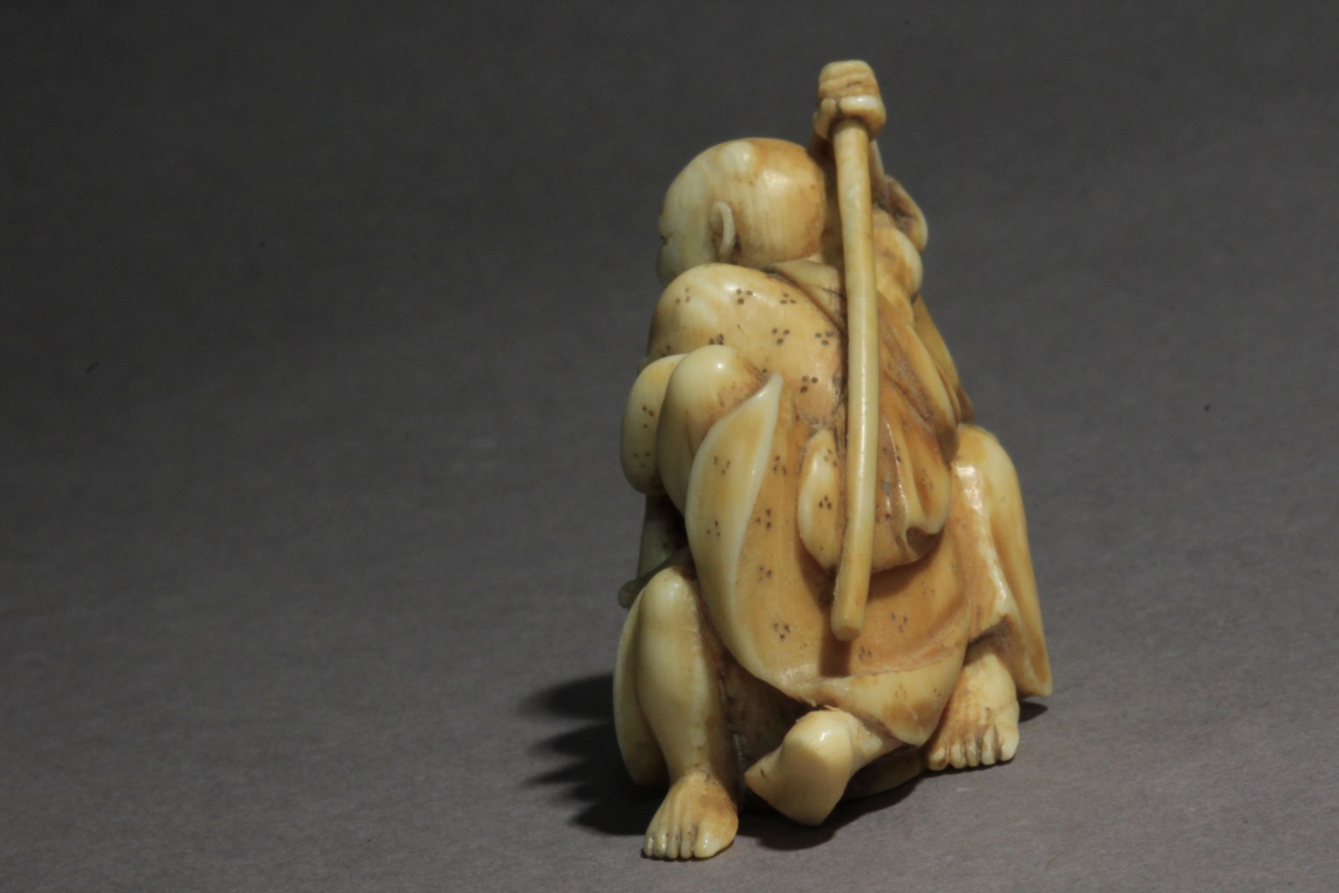 A mid 19th century Japanese netsuke from Edo period. Signed Harumin - Image 3 of 8