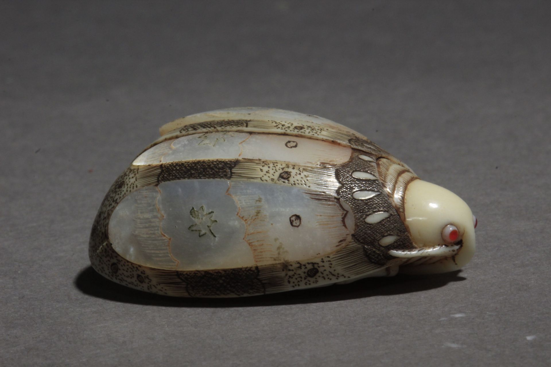 A Japanese netsuke from Showa-Heisei period. Signed - Bild 3 aus 6