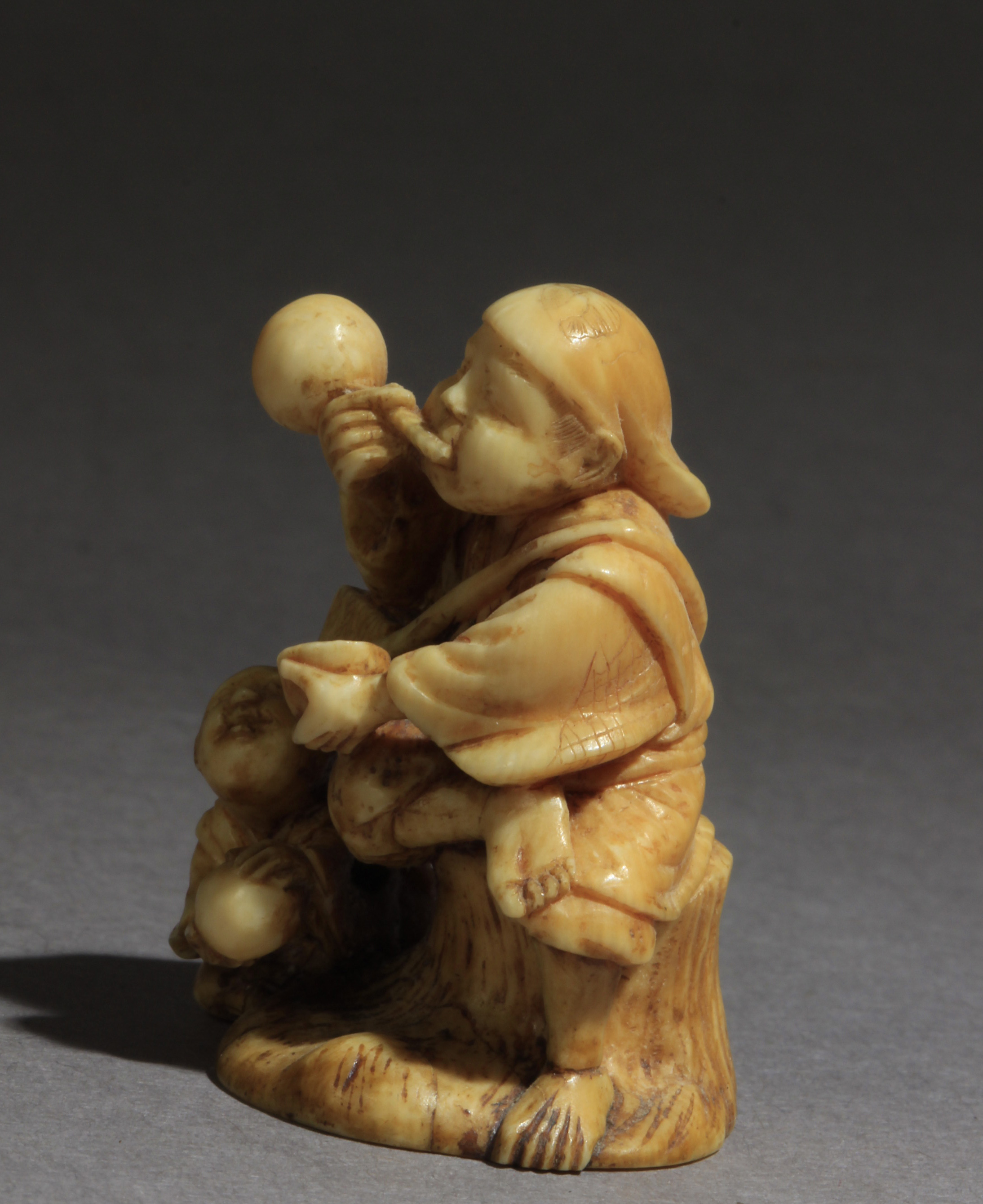 A late 19th century Japanese netsuke from Meiji period. Signed Kogyoko - Image 2 of 9