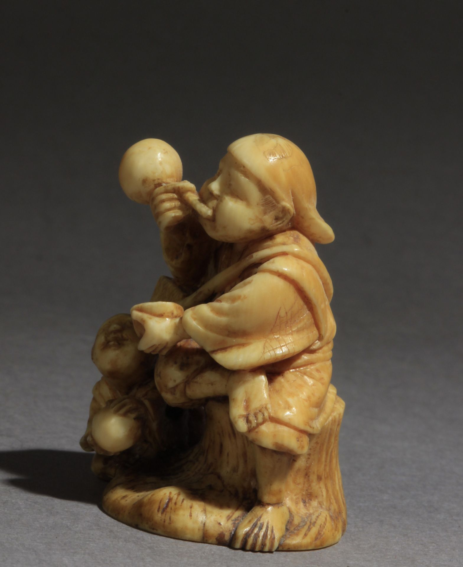 A late 19th century Japanese netsuke from Meiji period. Signed Kogyoko - Bild 2 aus 9