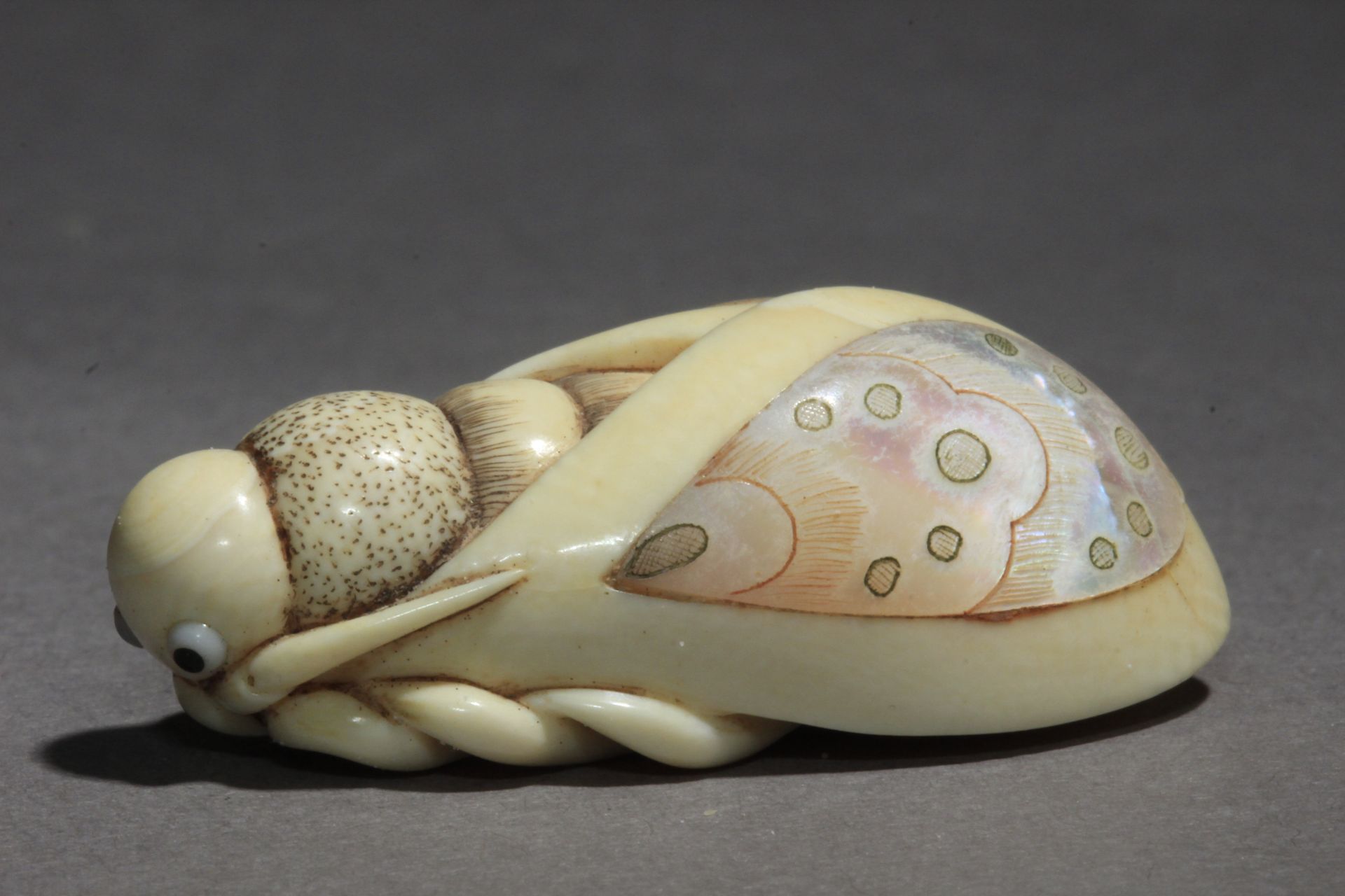 A Japanese netsuke from Showa-Heisei period, Signed - Bild 3 aus 6