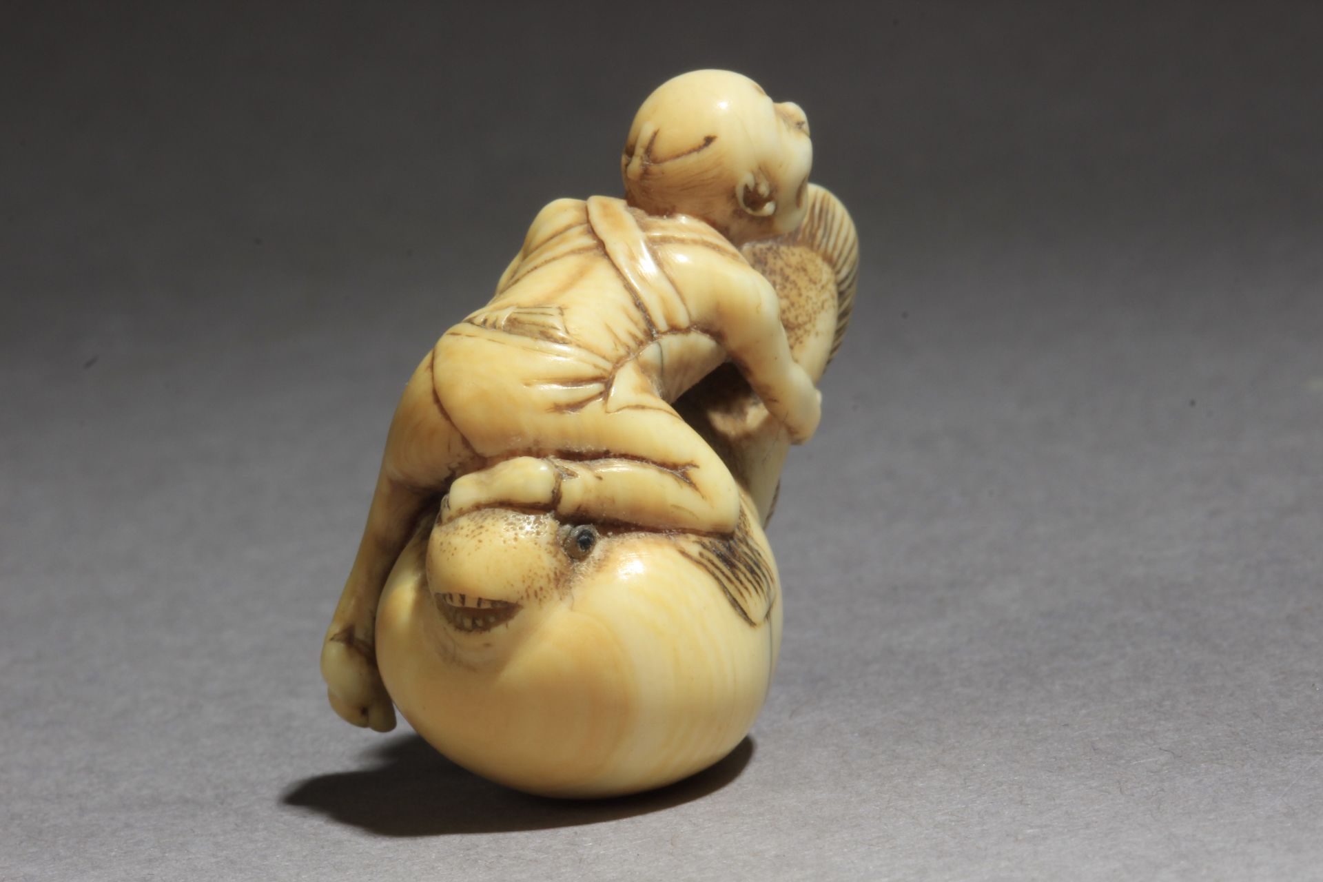 A mid 19th century Japanese netsuke from Edo period - Bild 5 aus 7