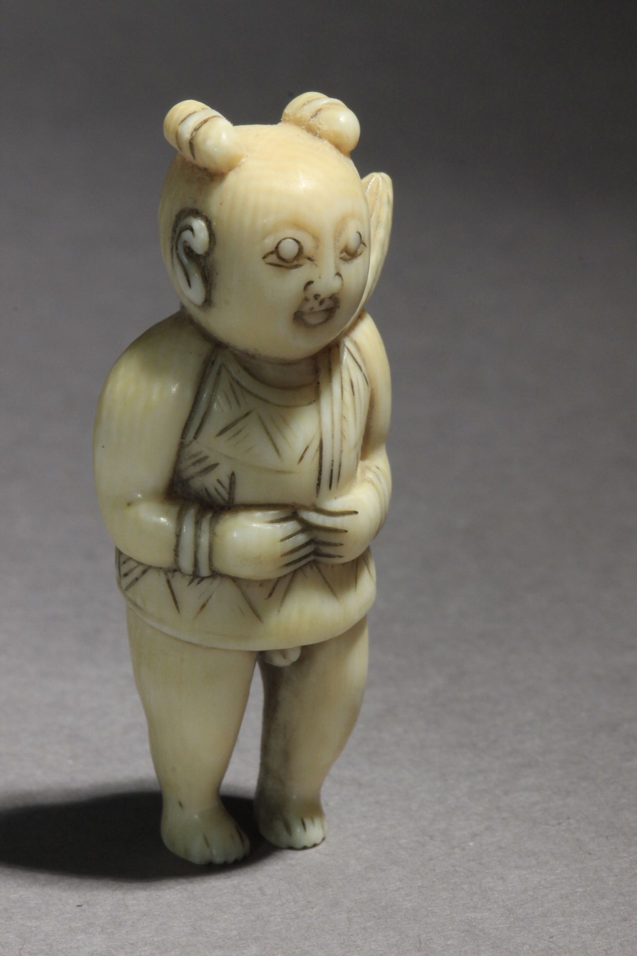 An early 19th century Japanese netsuke from Edo period - Image 5 of 6