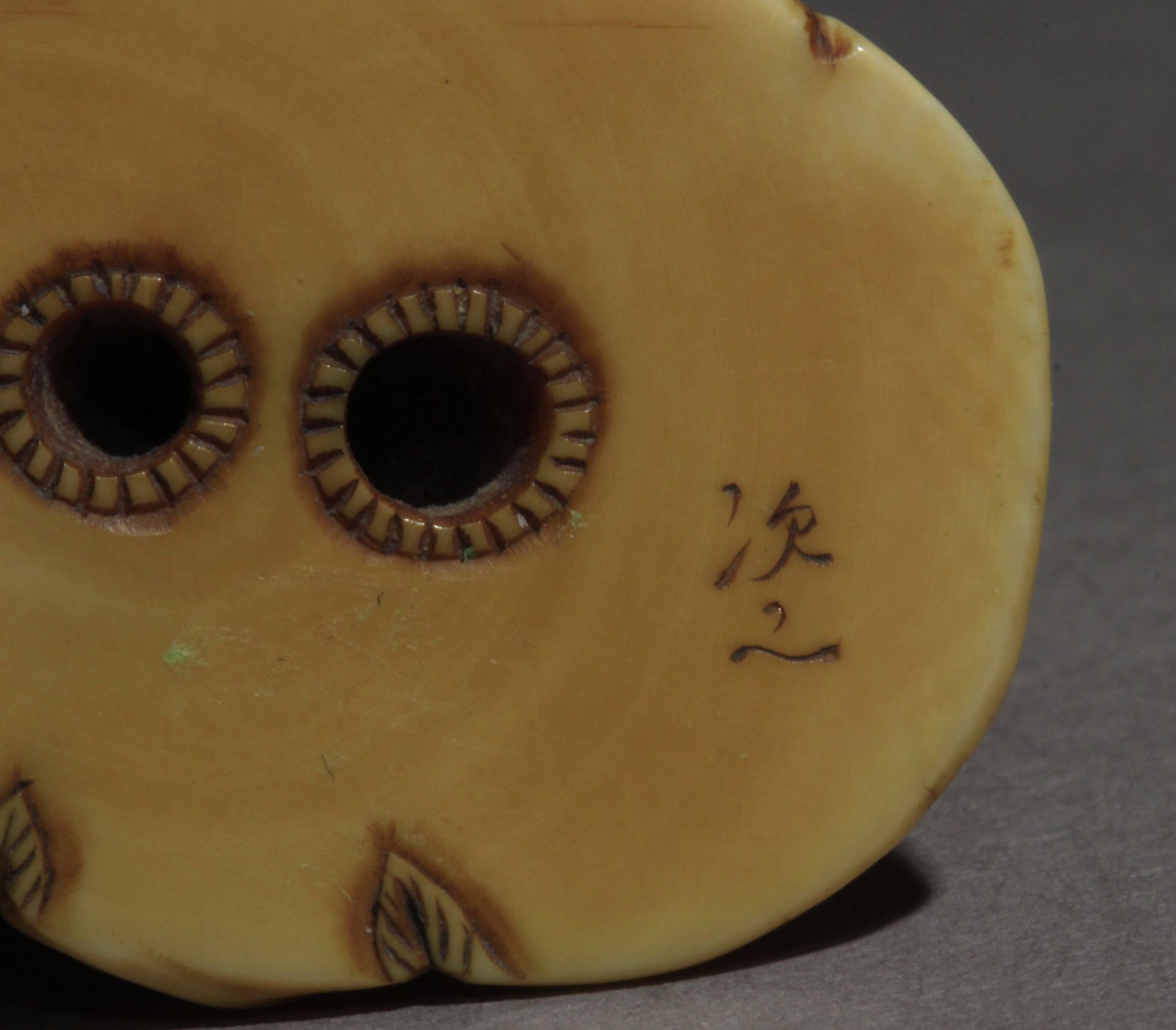 A late 19th century Japanese netsuke-okimono from Meiji period. Signed Tsugukazu - Bild 8 aus 8