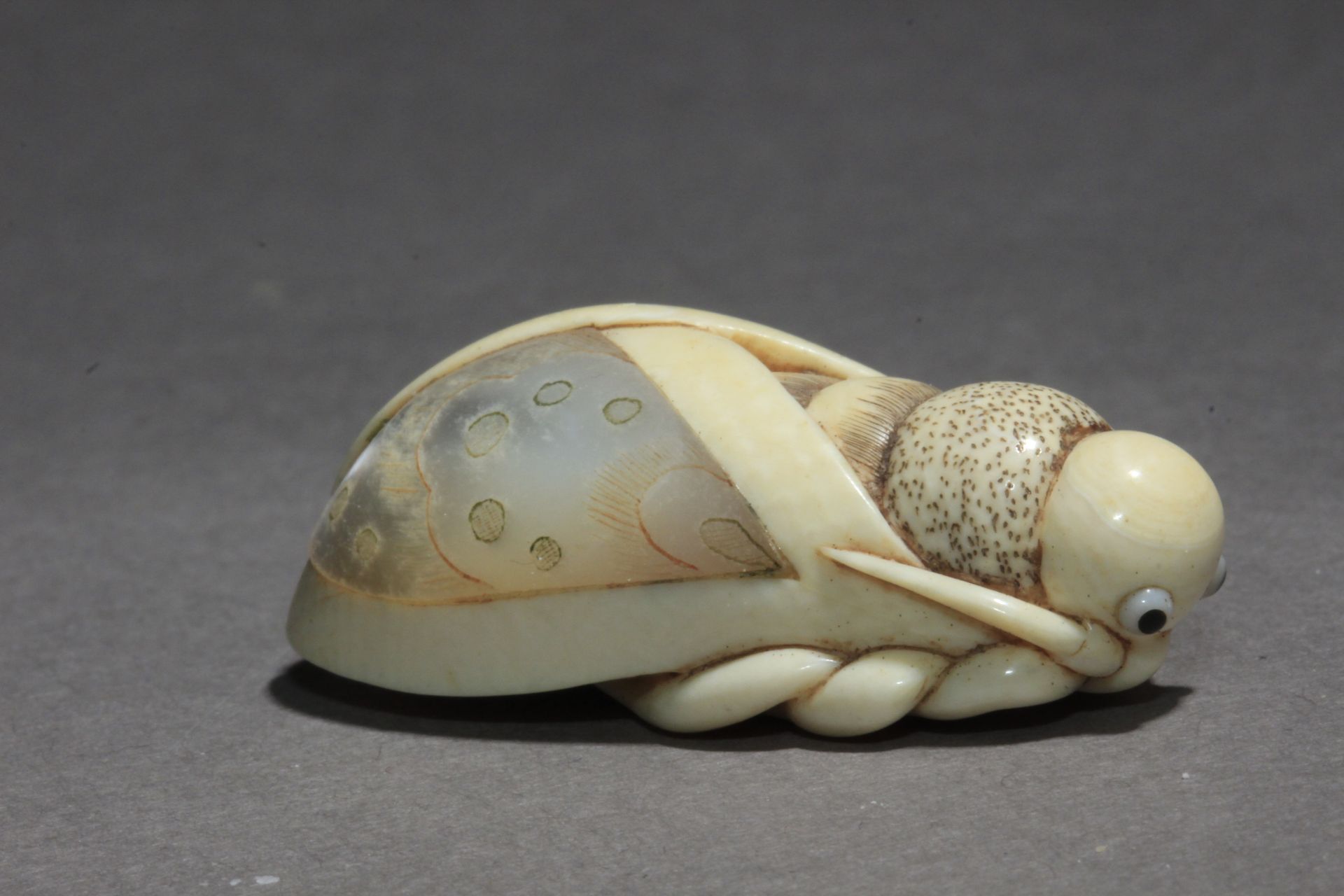 A Japanese netsuke from Showa-Heisei period, Signed