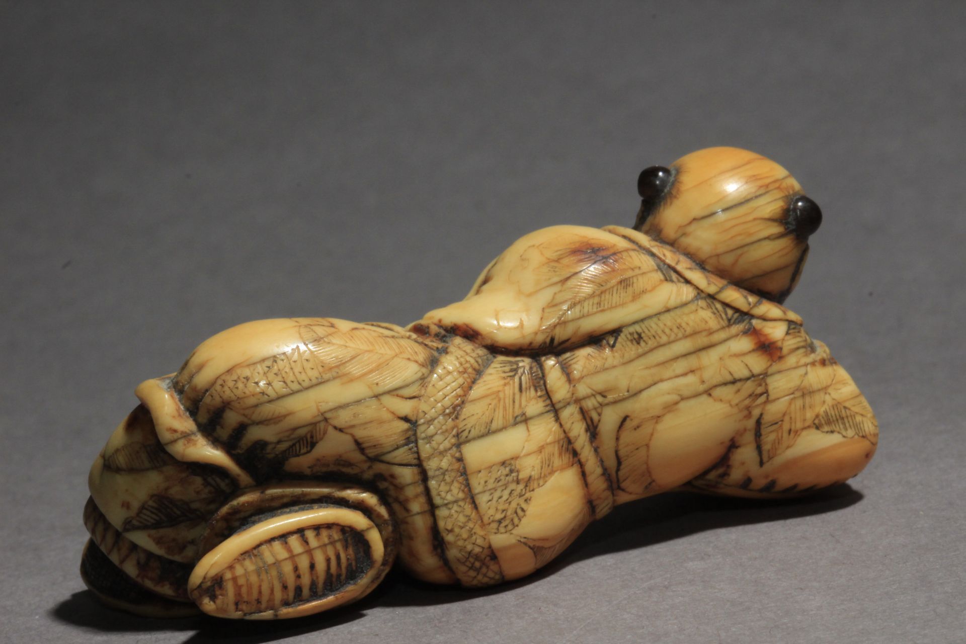 An 18th century Japanese netsuke from Edo period - Image 4 of 7