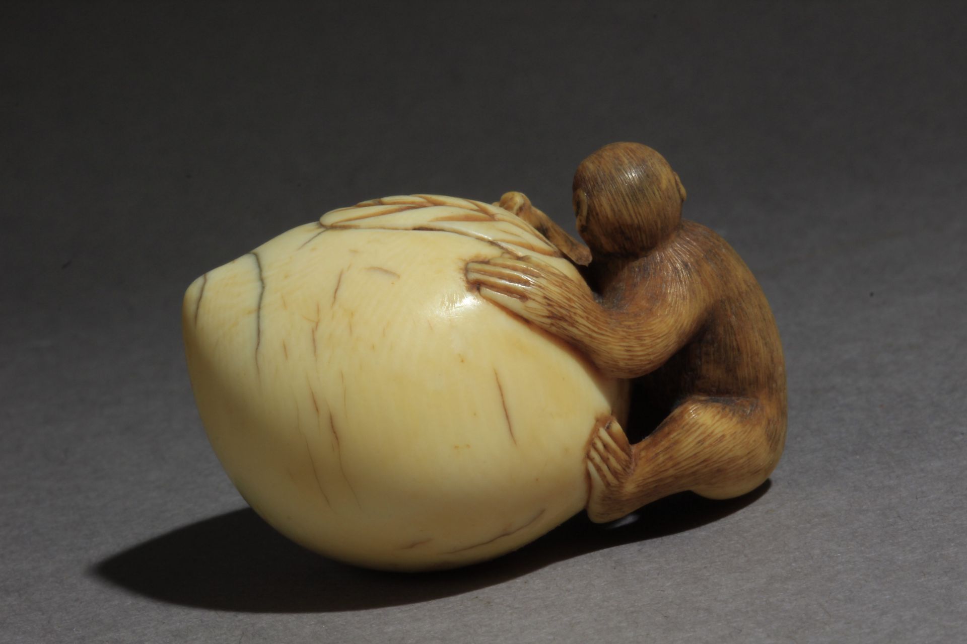 An early 19th century Japanese netsuke from Edo period - Image 6 of 6