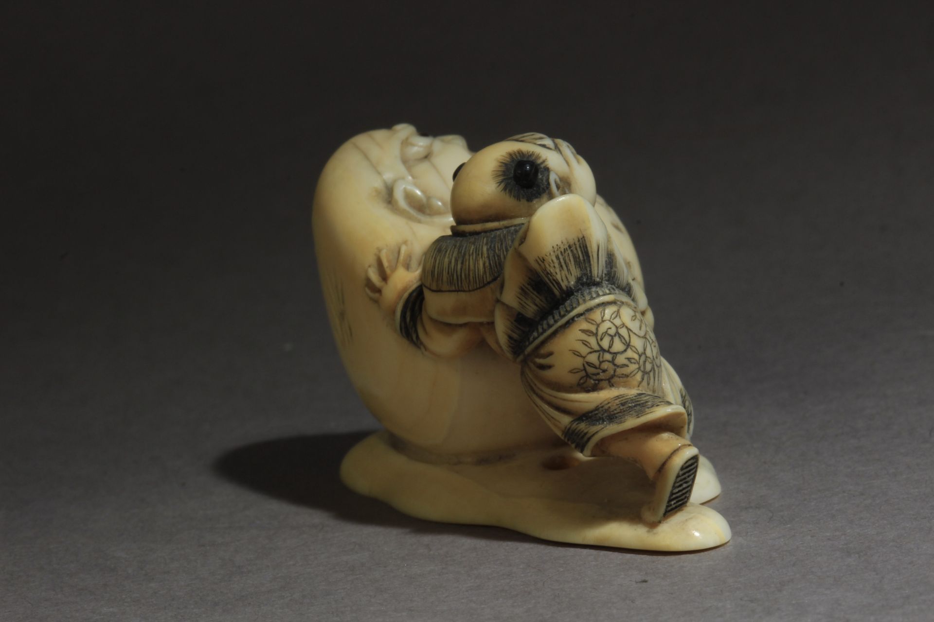 A mid 19th century Japanese netsuke. Signed Masahiro - Image 5 of 8