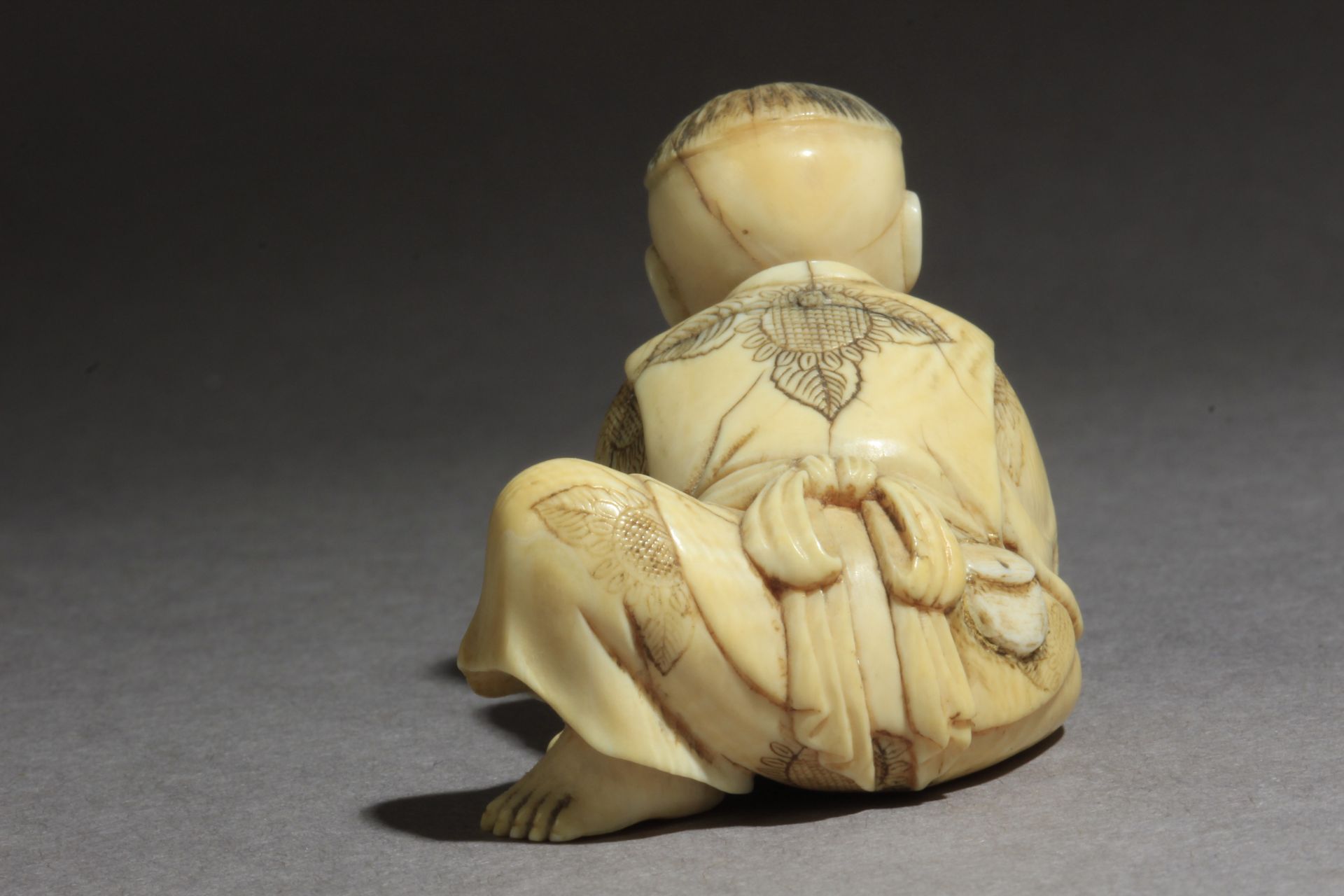 A Japanese netsuke from Meiji period circa 1850-1880. Signed Masatsugu - Bild 5 aus 7