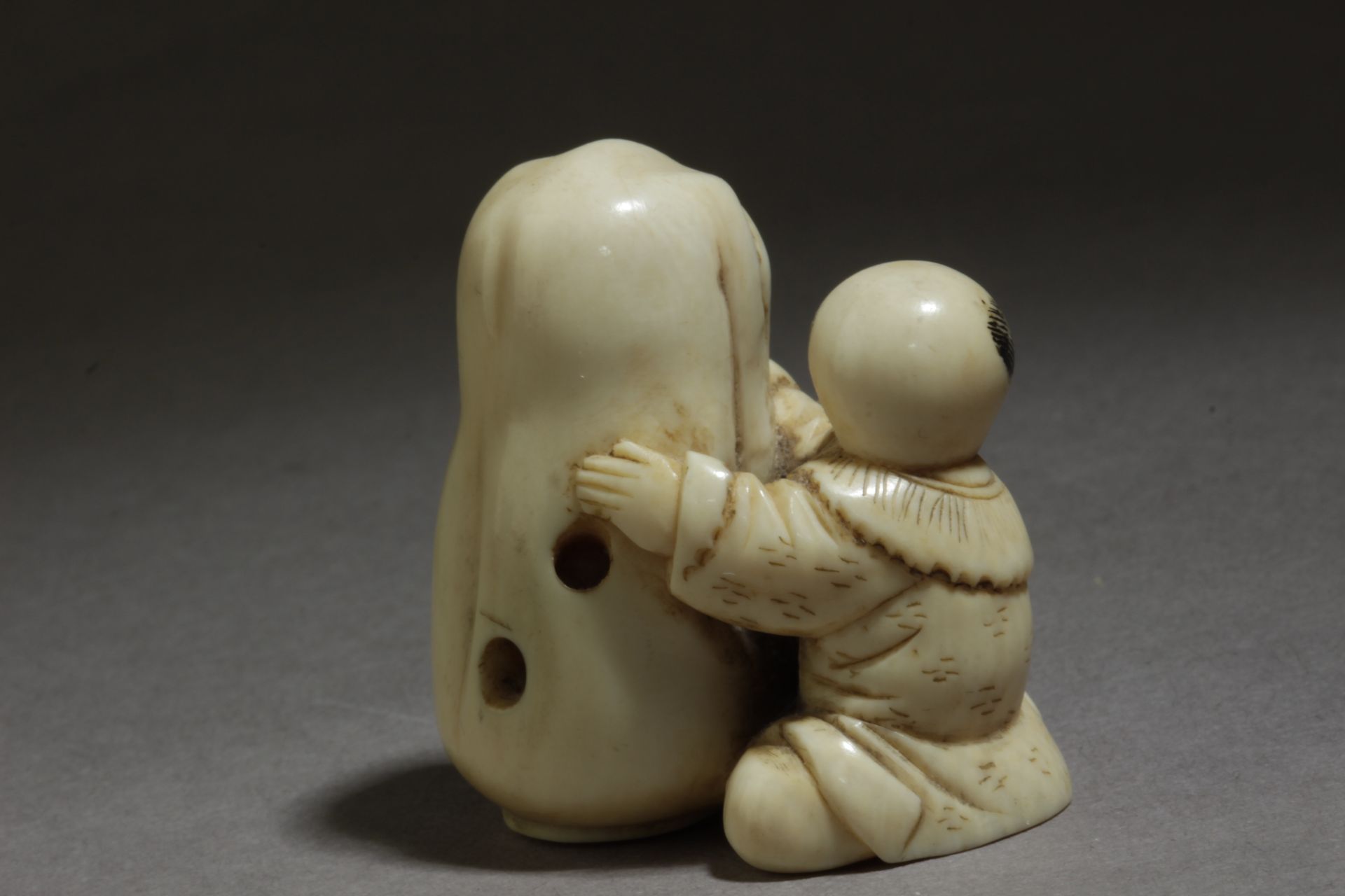 A late 19th century Japanese netsuke from Meiji period - Image 4 of 6