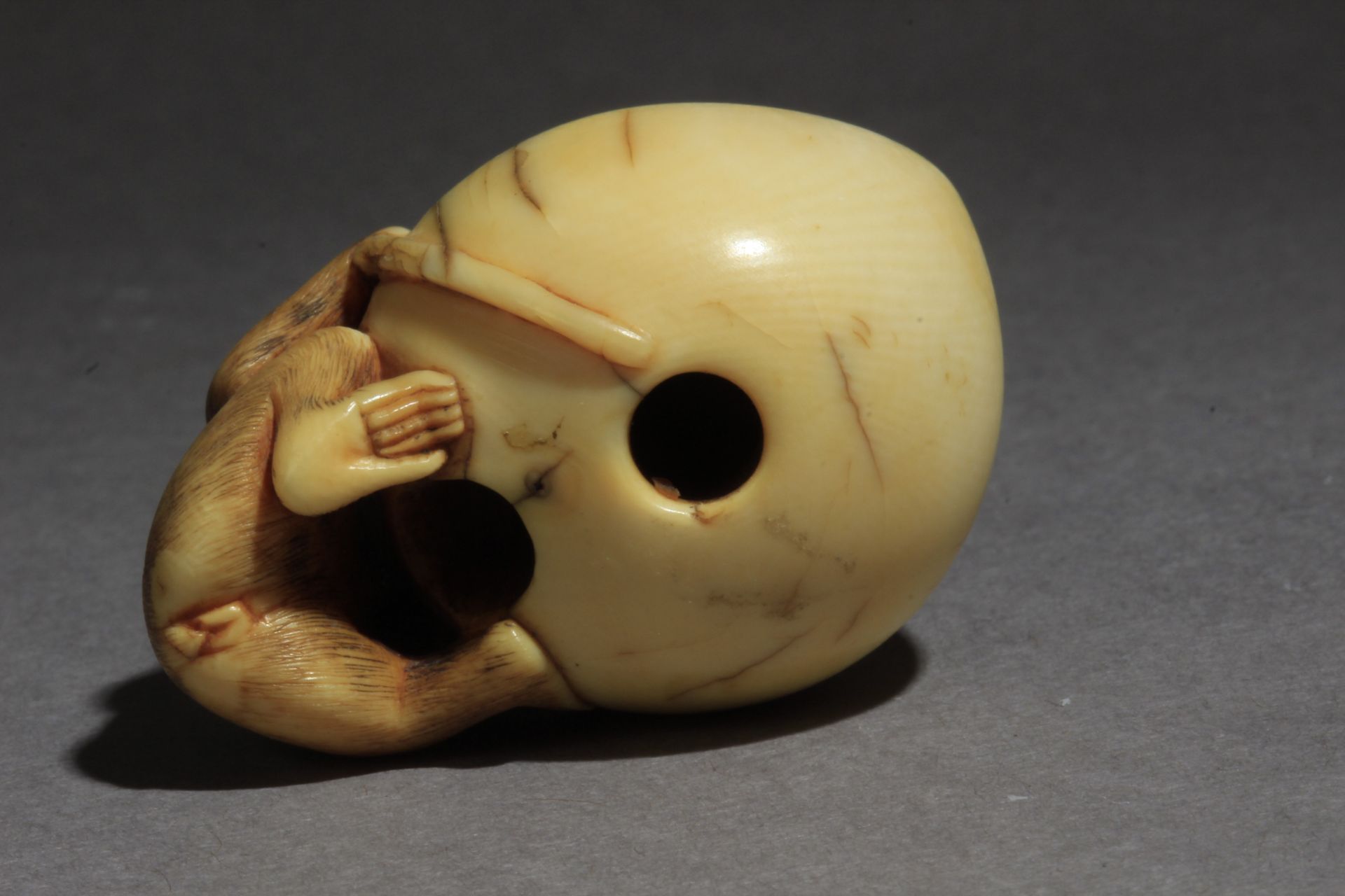 An early 19th century Japanese netsuke from Edo period - Image 4 of 6