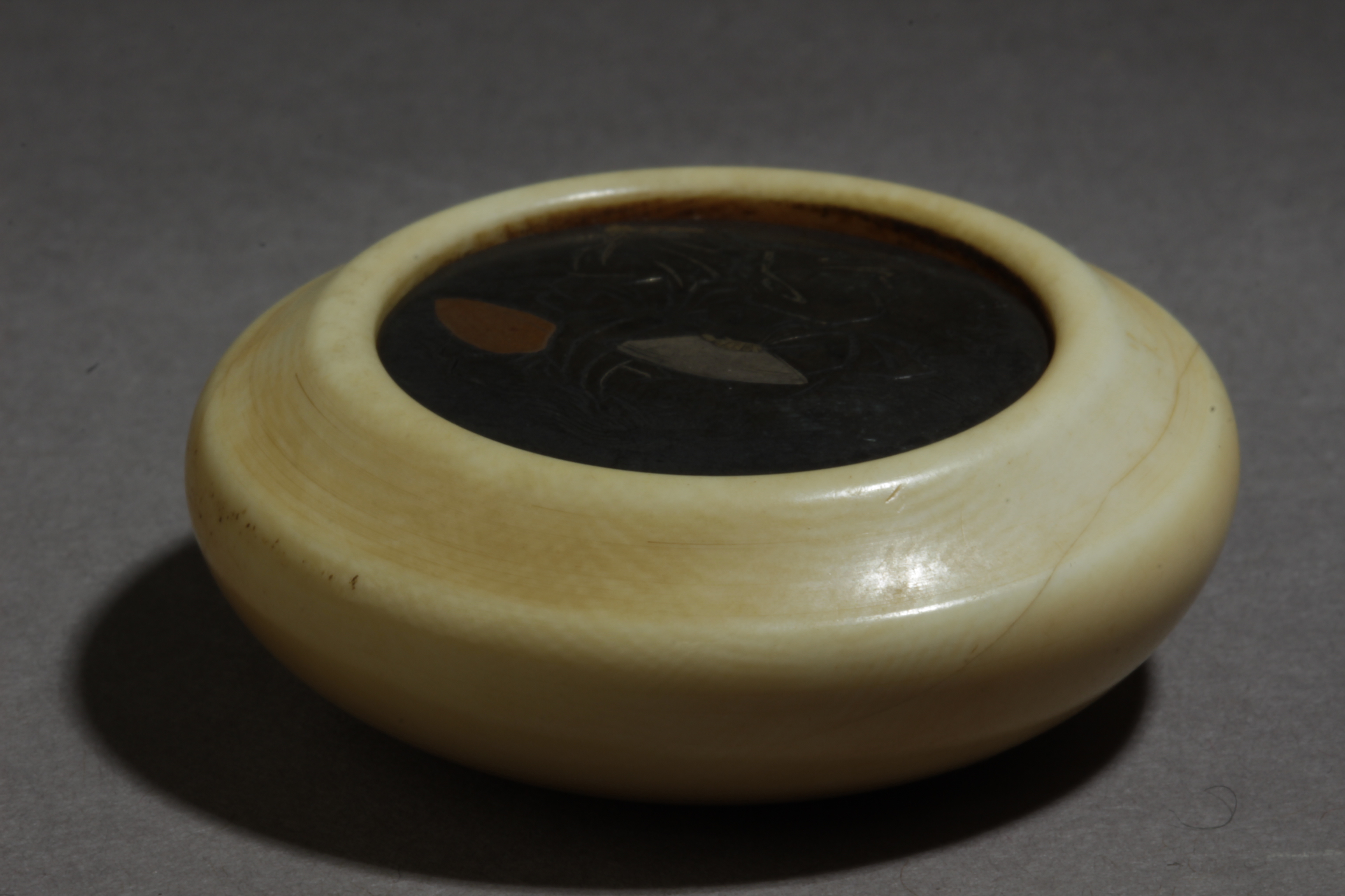 A 19th century netsuke kagamibuta. Signed Minjo con Kakihan - Image 2 of 6