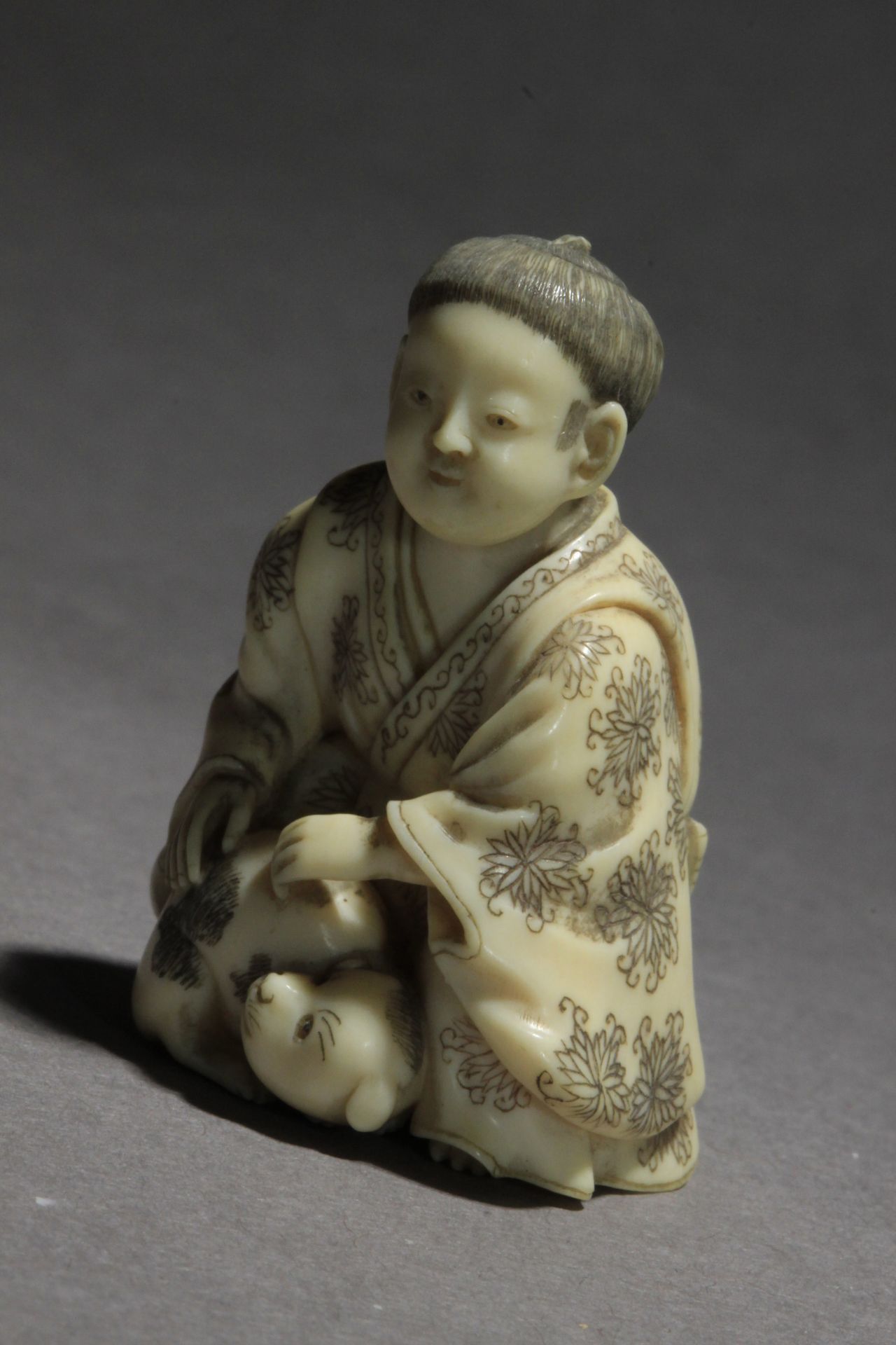 A mid 19th century Japanese netsuke from Meiji period. Signed Gyokomura - Bild 2 aus 9