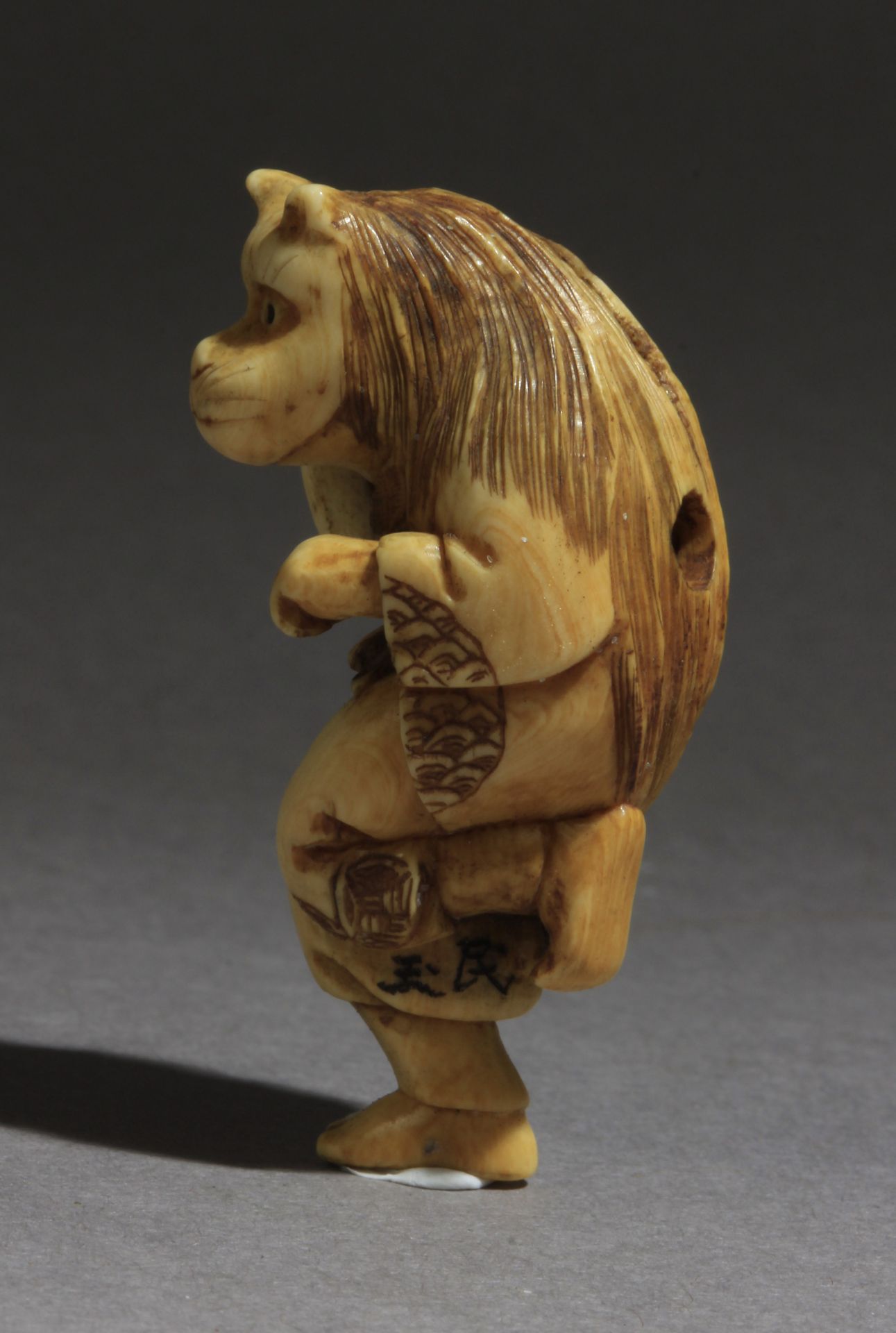 A Japanese netsuke from Edo period circa 1850-1870. Signed Gyokumin - Image 2 of 7