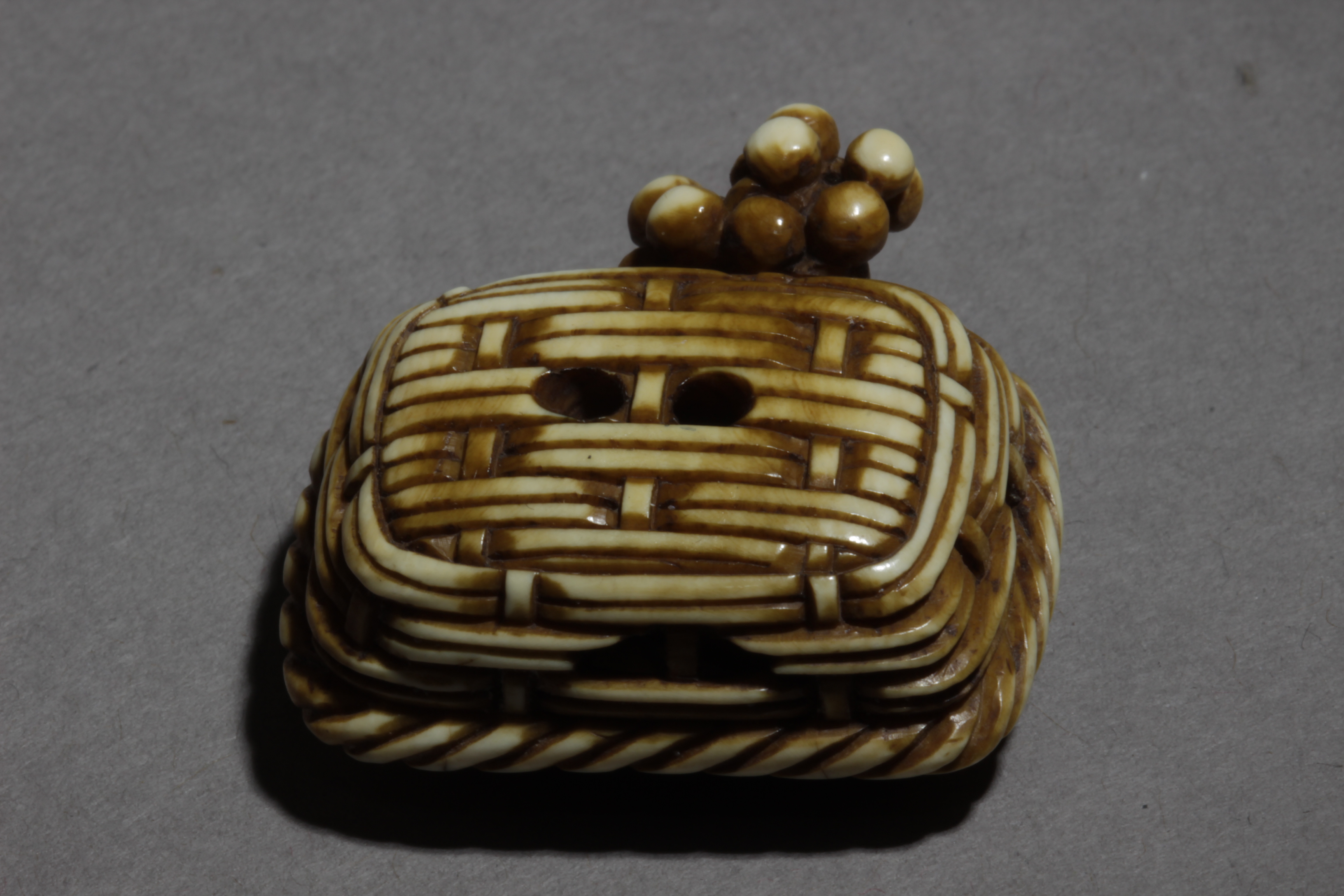 A 19th century Japanese netsuke - Image 5 of 5