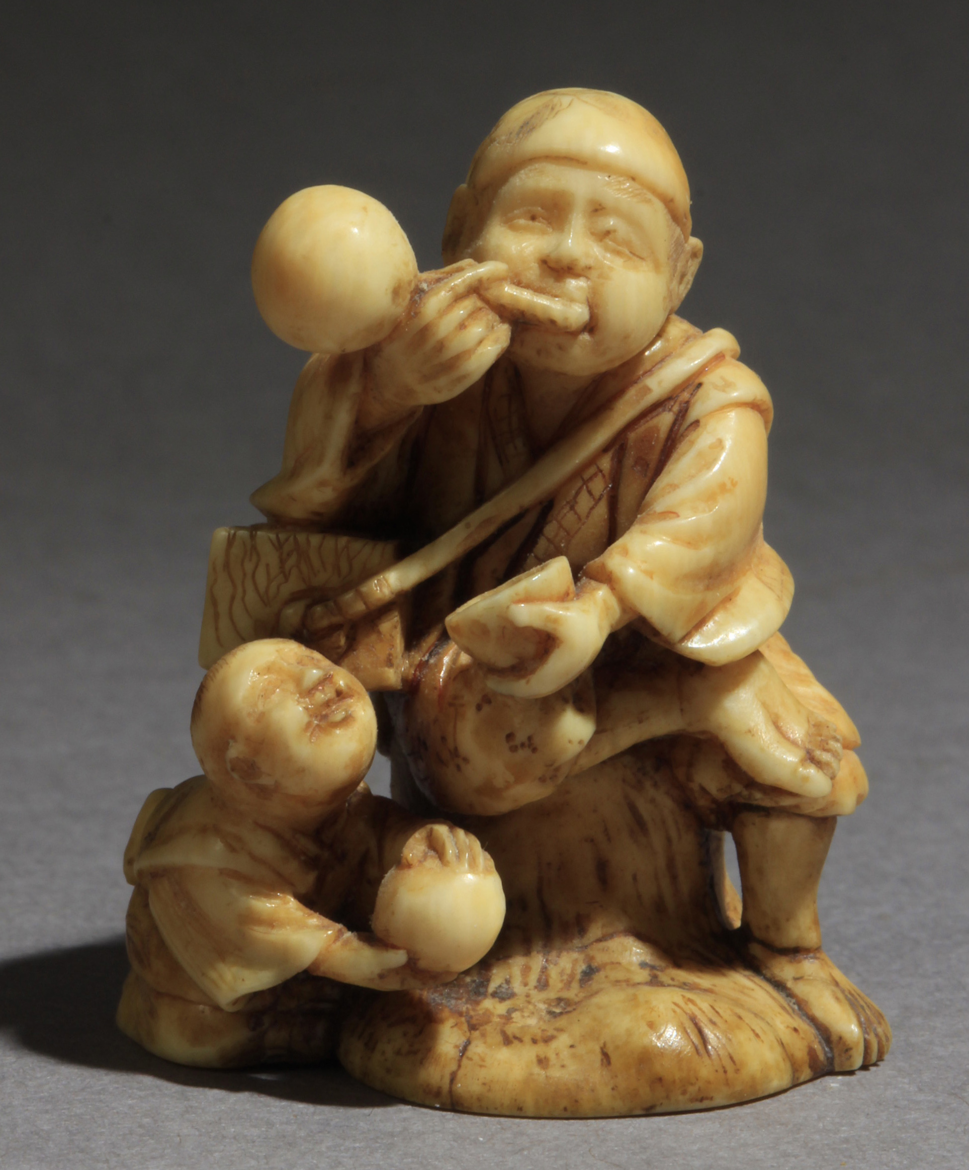 A late 19th century Japanese netsuke from Meiji period. Signed Kogyoko - Image 6 of 9