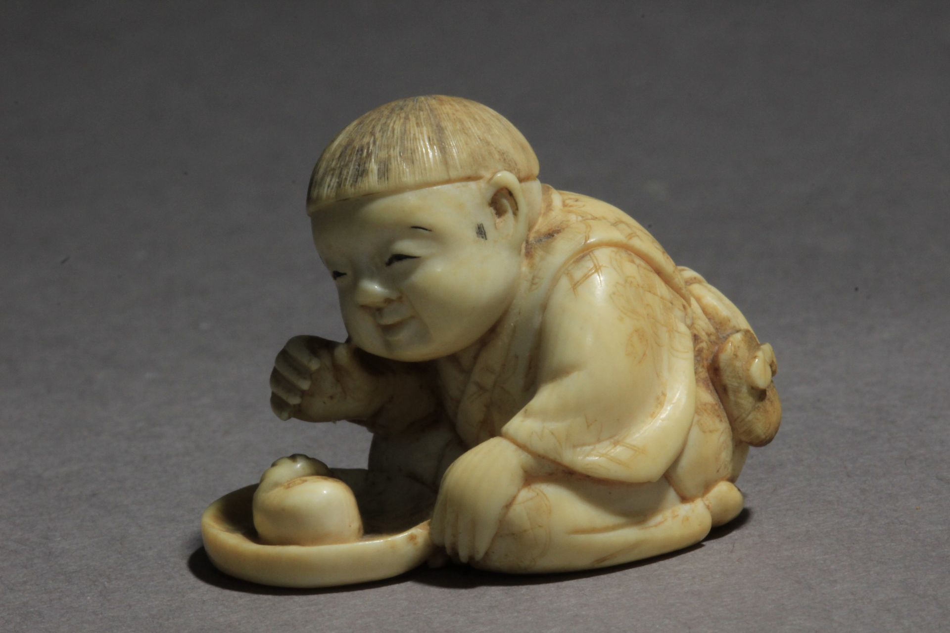 A Japanese netsuke from Meiji period circa 1870-1890. Signed Kogetsu