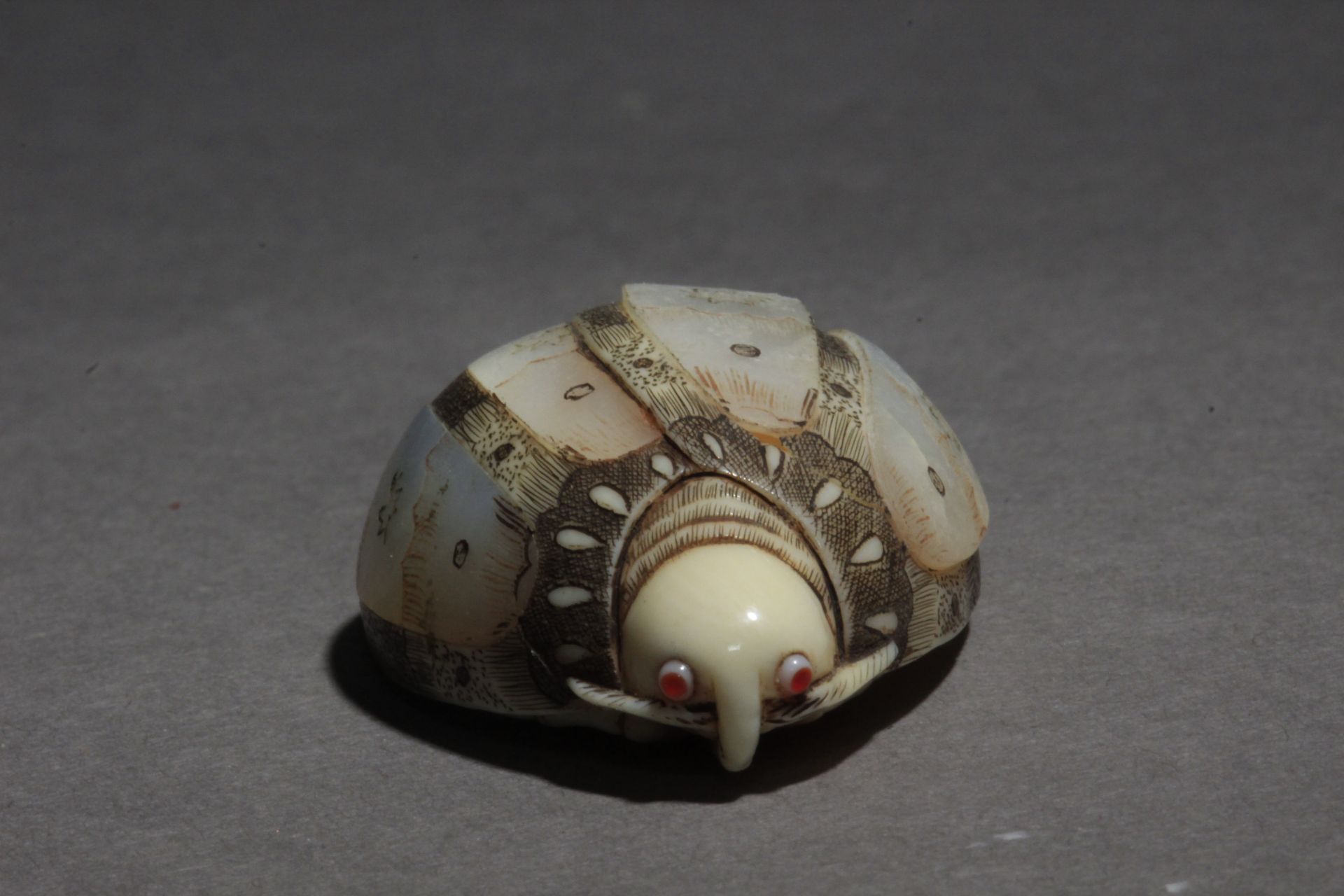 A Japanese netsuke from Showa-Heisei period. Signed - Bild 2 aus 6