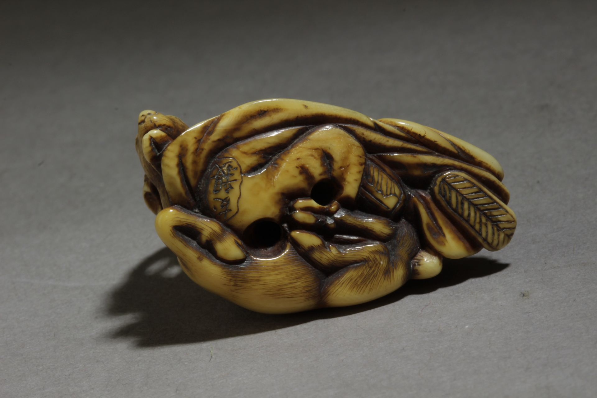 A 19th century Japanese netsuke from Edo period. Signed Tomochika - Image 4 of 5