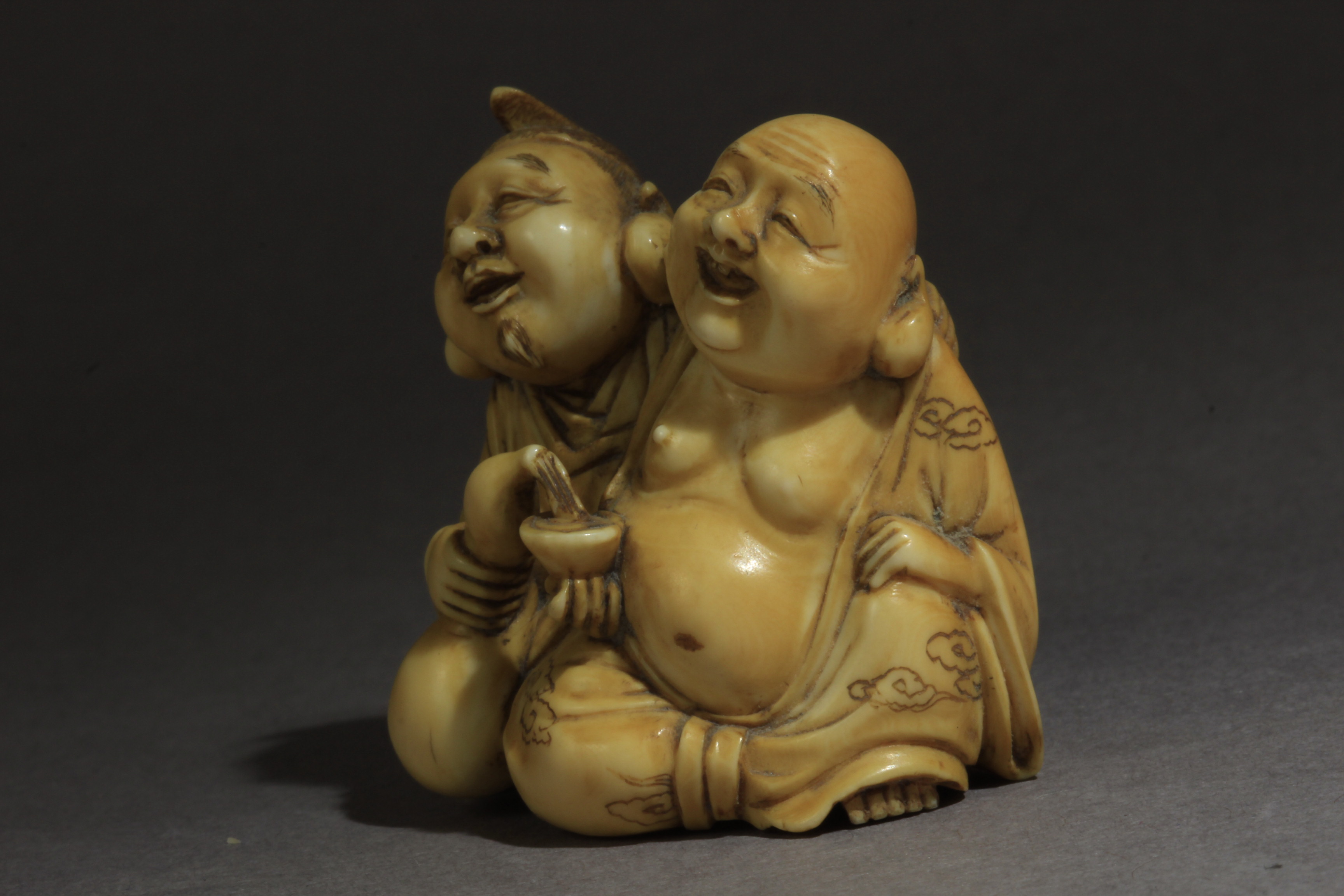 A late 19th century Japanese netsuke from Meiji period. Signed Toshimitsu - Image 2 of 9