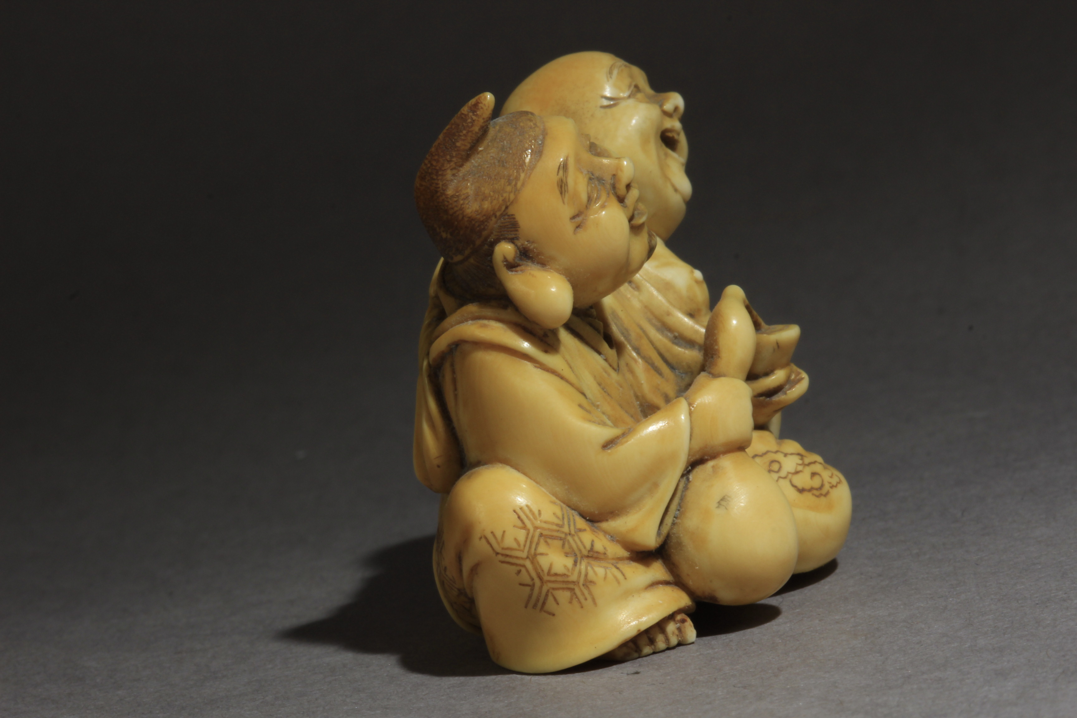 A late 19th century Japanese netsuke from Meiji period. Signed Toshimitsu - Image 6 of 9