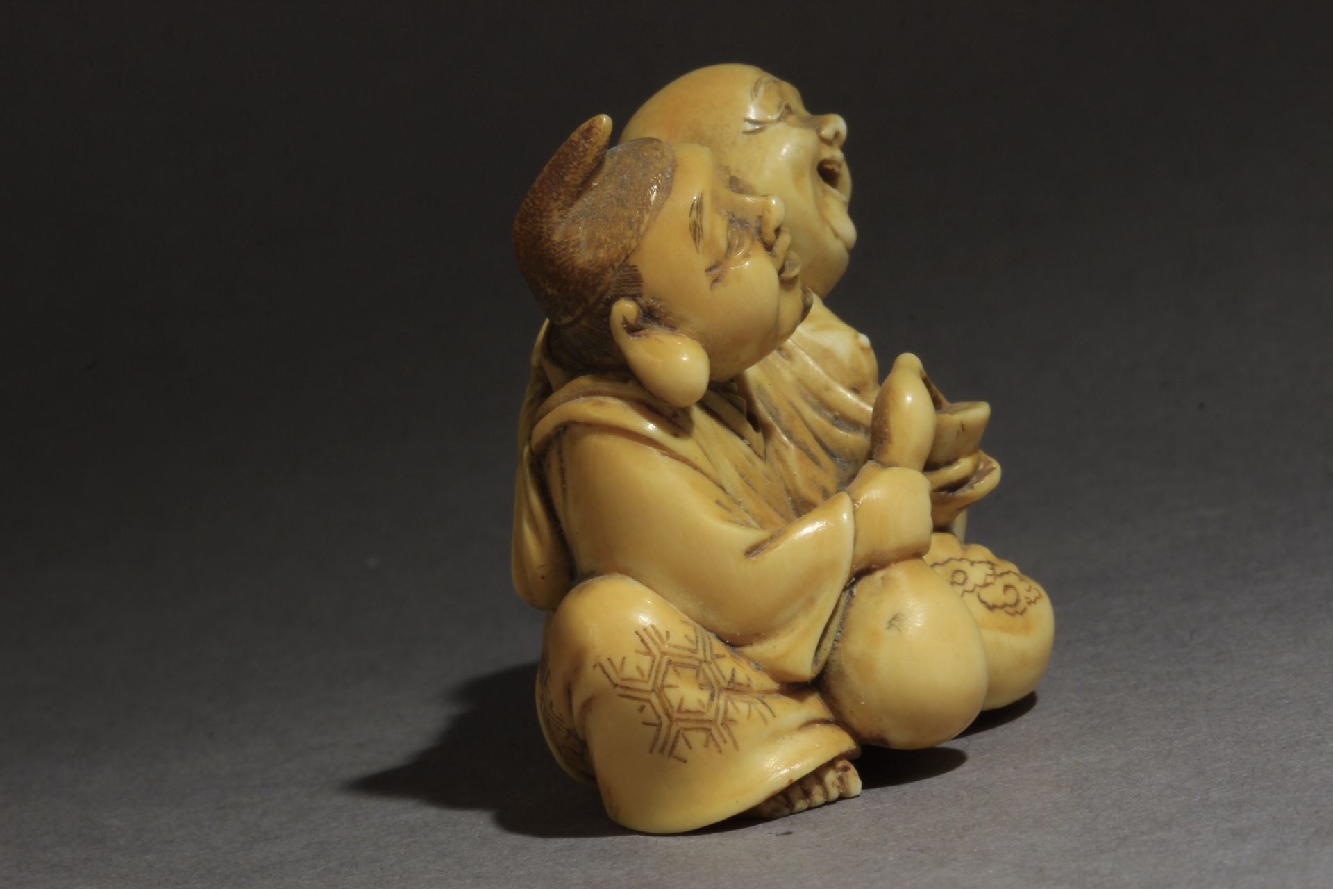 A late 19th century Japanese netsuke from Meiji period. Signed Toshimitsu - Bild 6 aus 9