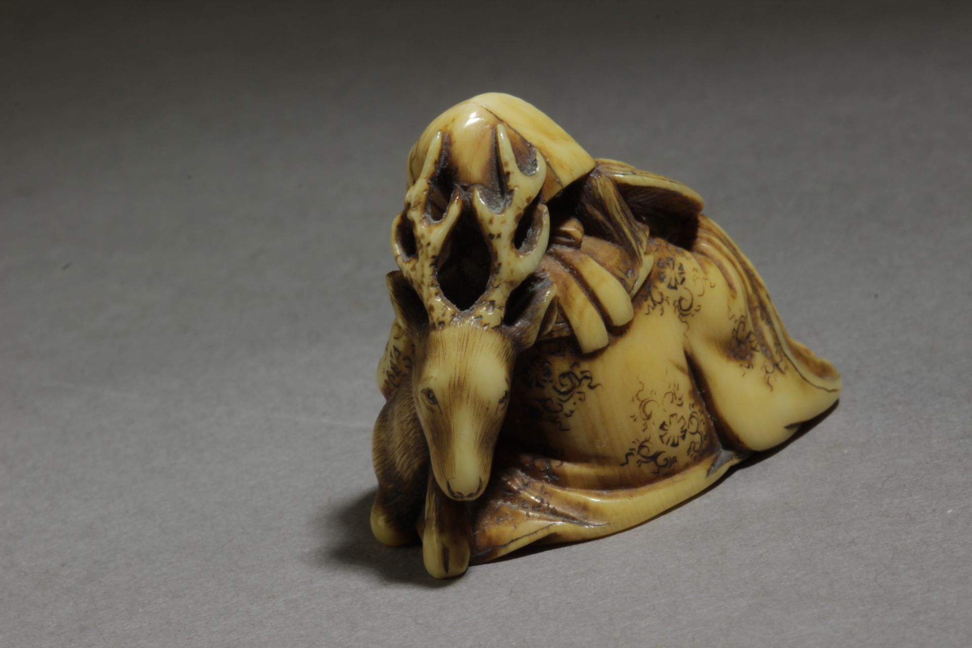 A 19th century Japanese netsuke from Edo period. Signed Tomochika - Bild 3 aus 5