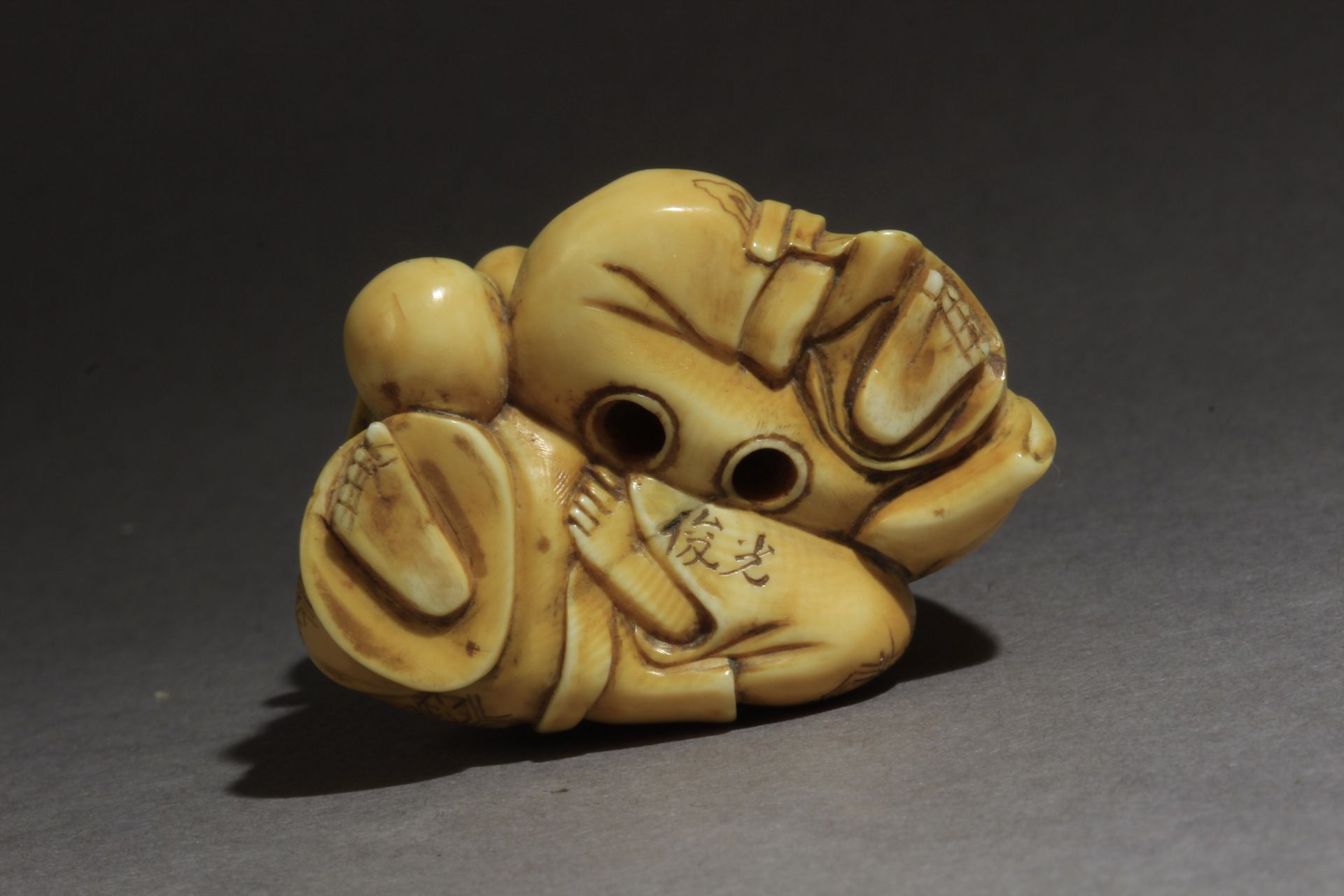 A late 19th century Japanese netsuke from Meiji period. Signed Toshimitsu - Image 8 of 9