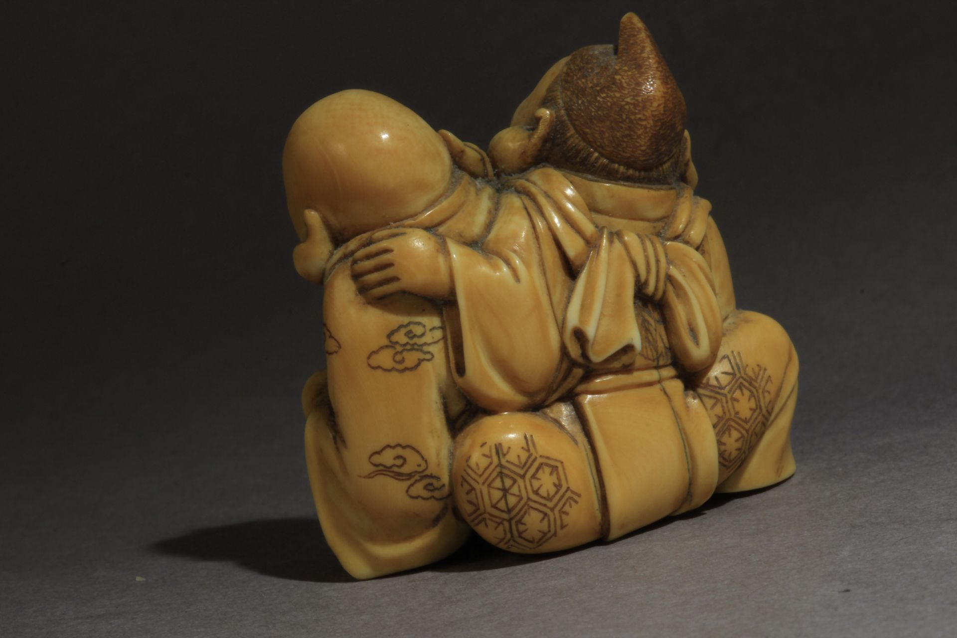 A late 19th century Japanese netsuke from Meiji period. Signed Toshimitsu - Image 4 of 9