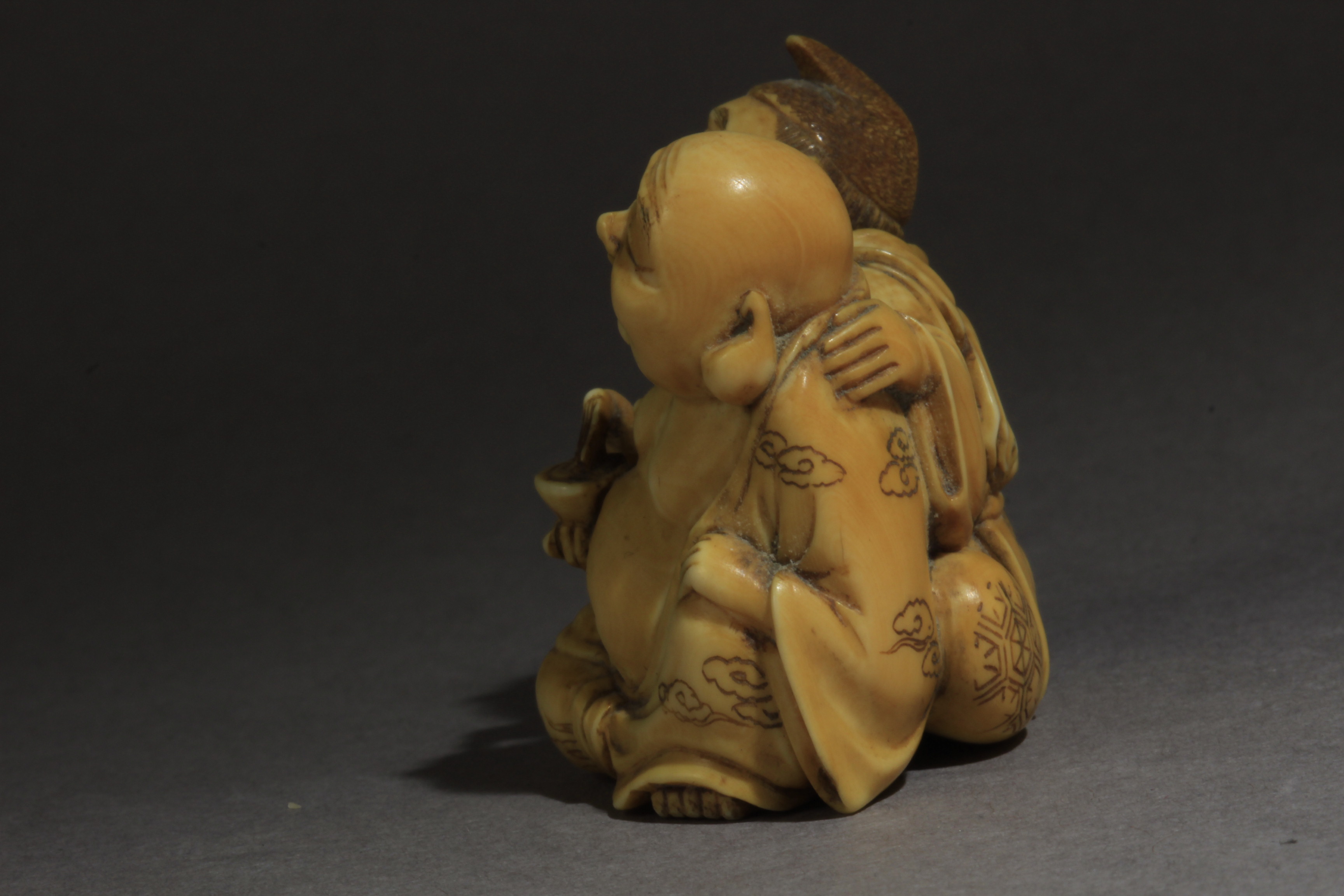 A late 19th century Japanese netsuke from Meiji period. Signed Toshimitsu - Image 3 of 9