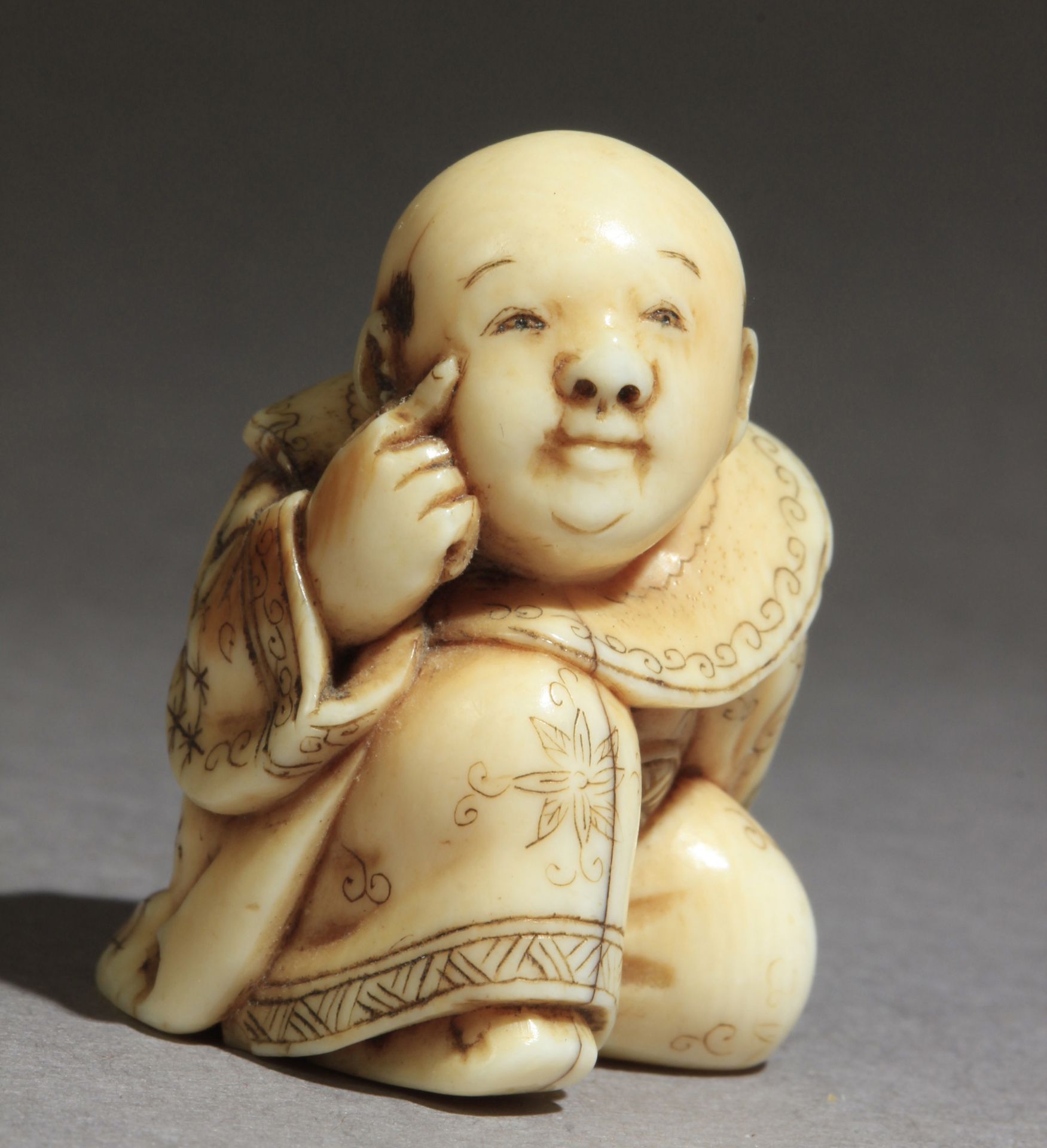 A mid 19th century Japanese netsuke from Edo period. Signed Hogyoko - Image 2 of 8