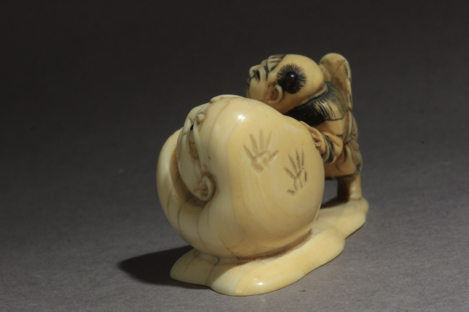 A mid 19th century Japanese netsuke. Signed Masahiro - Bild 3 aus 8