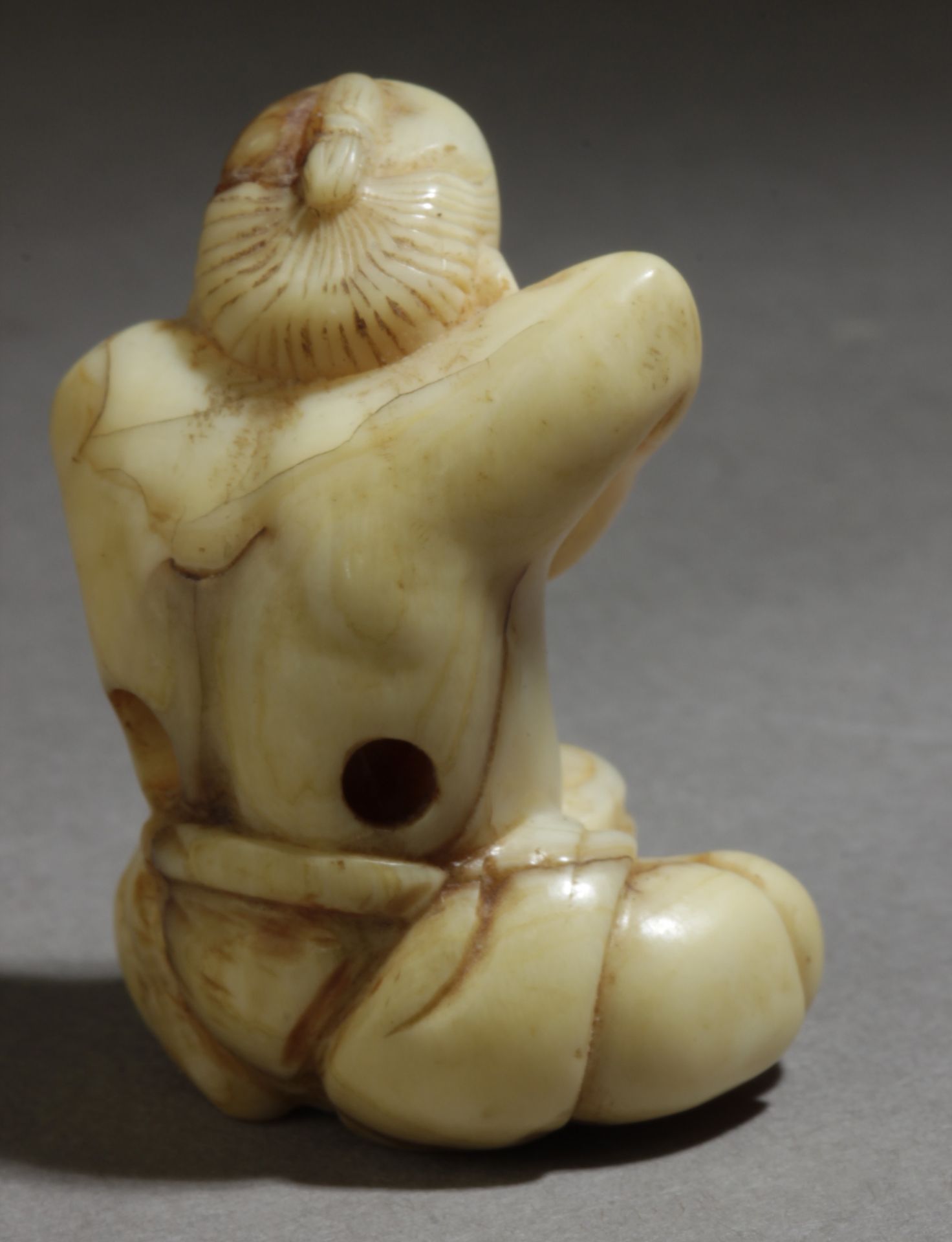 An early 19th century Japanese netsuke from Edo period - Image 4 of 6