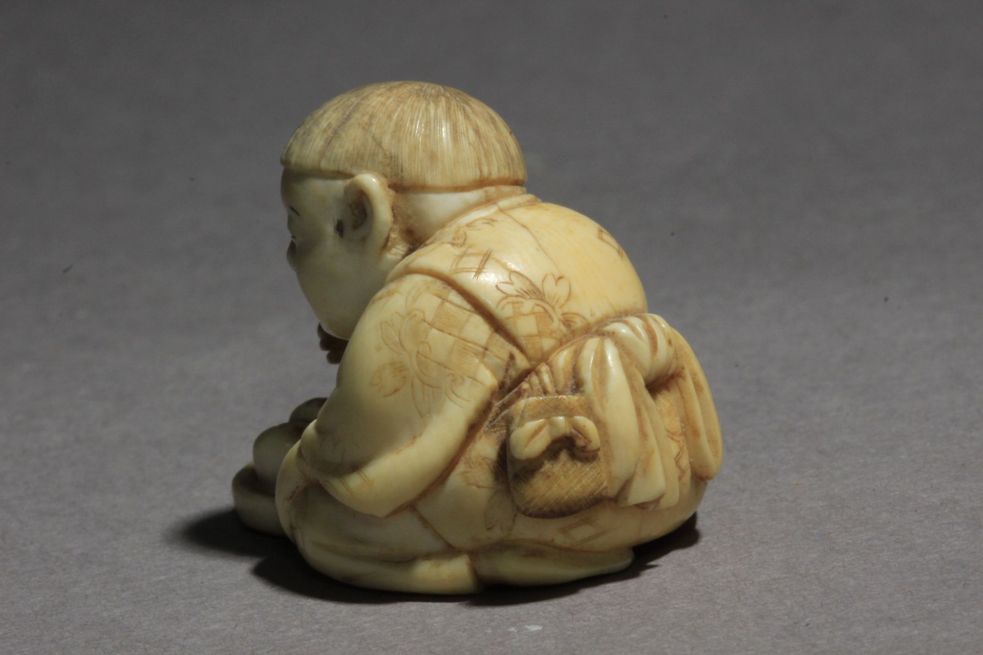 A Japanese netsuke from Meiji period circa 1870-1890. Signed Kogetsu - Bild 2 aus 8