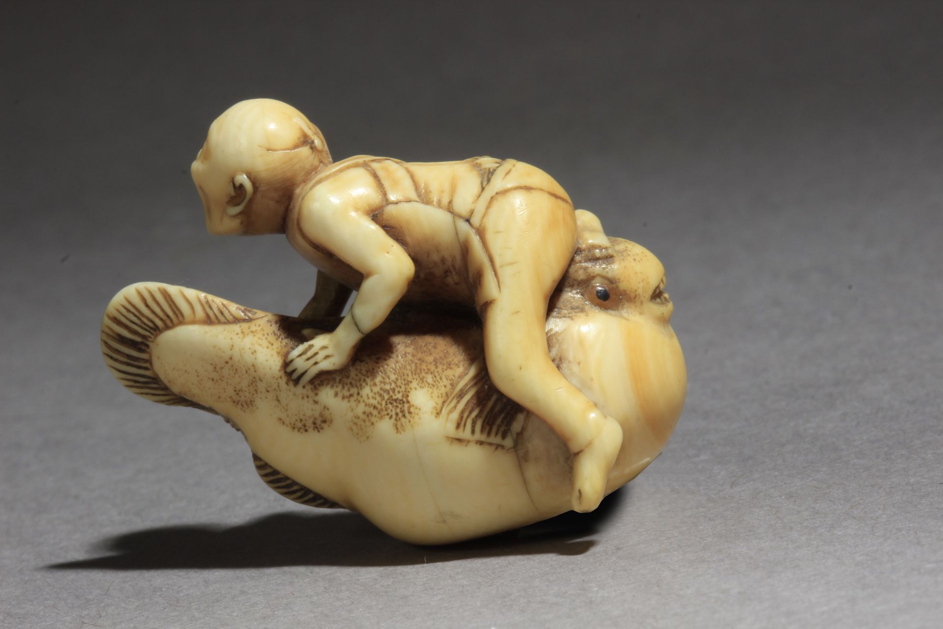 A mid 19th century Japanese netsuke from Edo period - Image 4 of 7