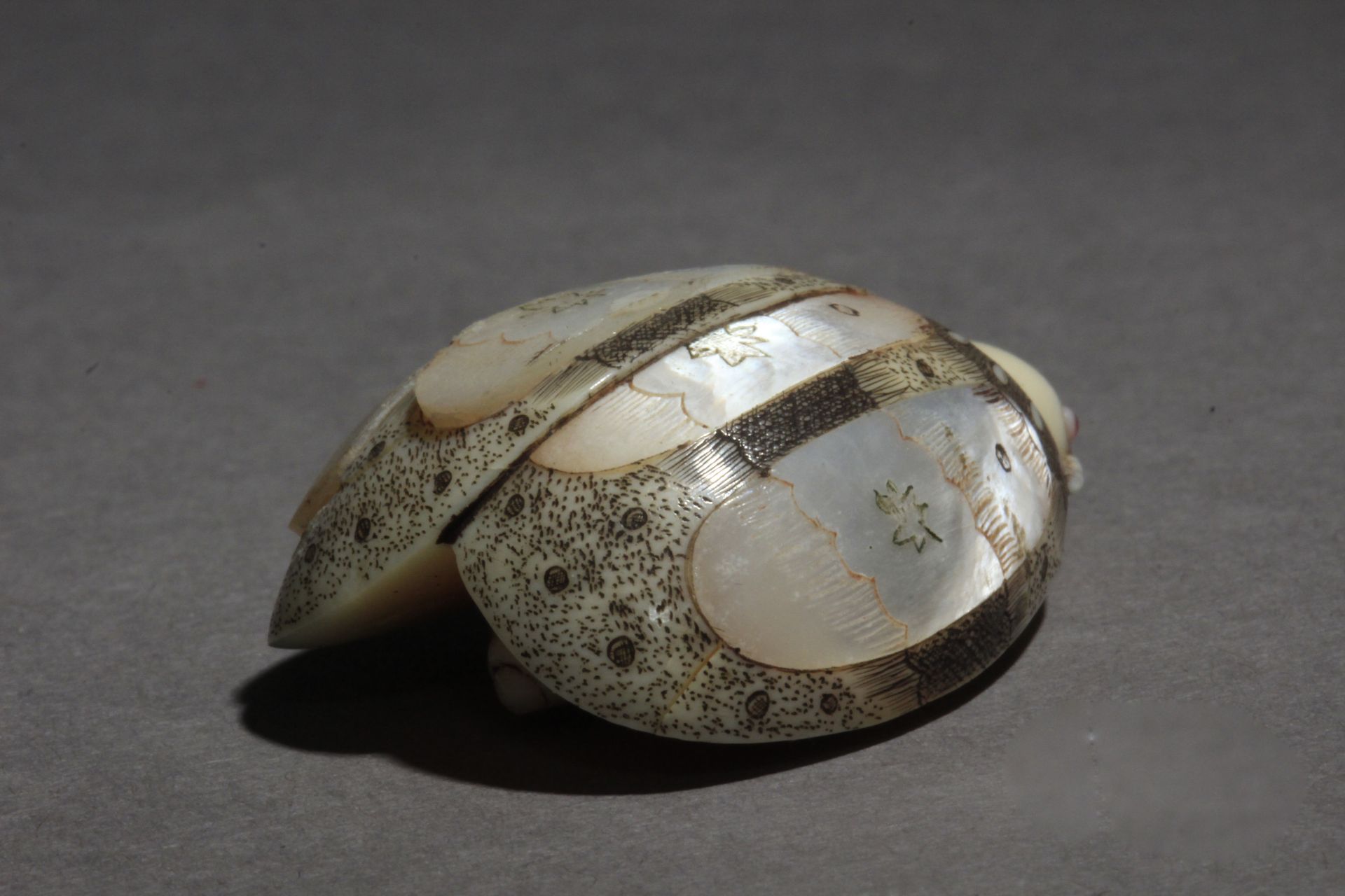 A Japanese netsuke from Showa-Heisei period. Signed - Bild 4 aus 6